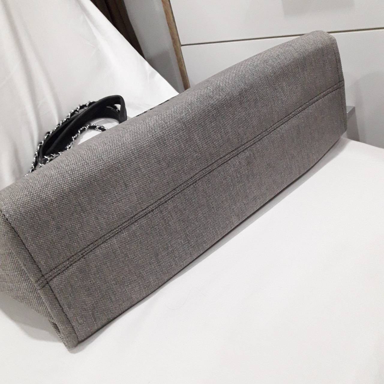 สีใหม่เข้าค้า ~~ รุ่นที่สาวๆรอคอย Chanel tote canvas bag จากงานพรีเมี่ยม VIP GIFT รุ่นดังเลยค้า Size ใหญ่อลัง บอกเลยว่า **งานดีที่สุด ตัวกระเป๋า กระเป๋าผ้าเป็นผ้า canvas เนื้อดีสมราคา สัมผัส นุ่มลื่นมือมากกกก อะไหล่เงินปั้มแบรนด์แท้ทั้งใบ ด้านหน้าปัก logo