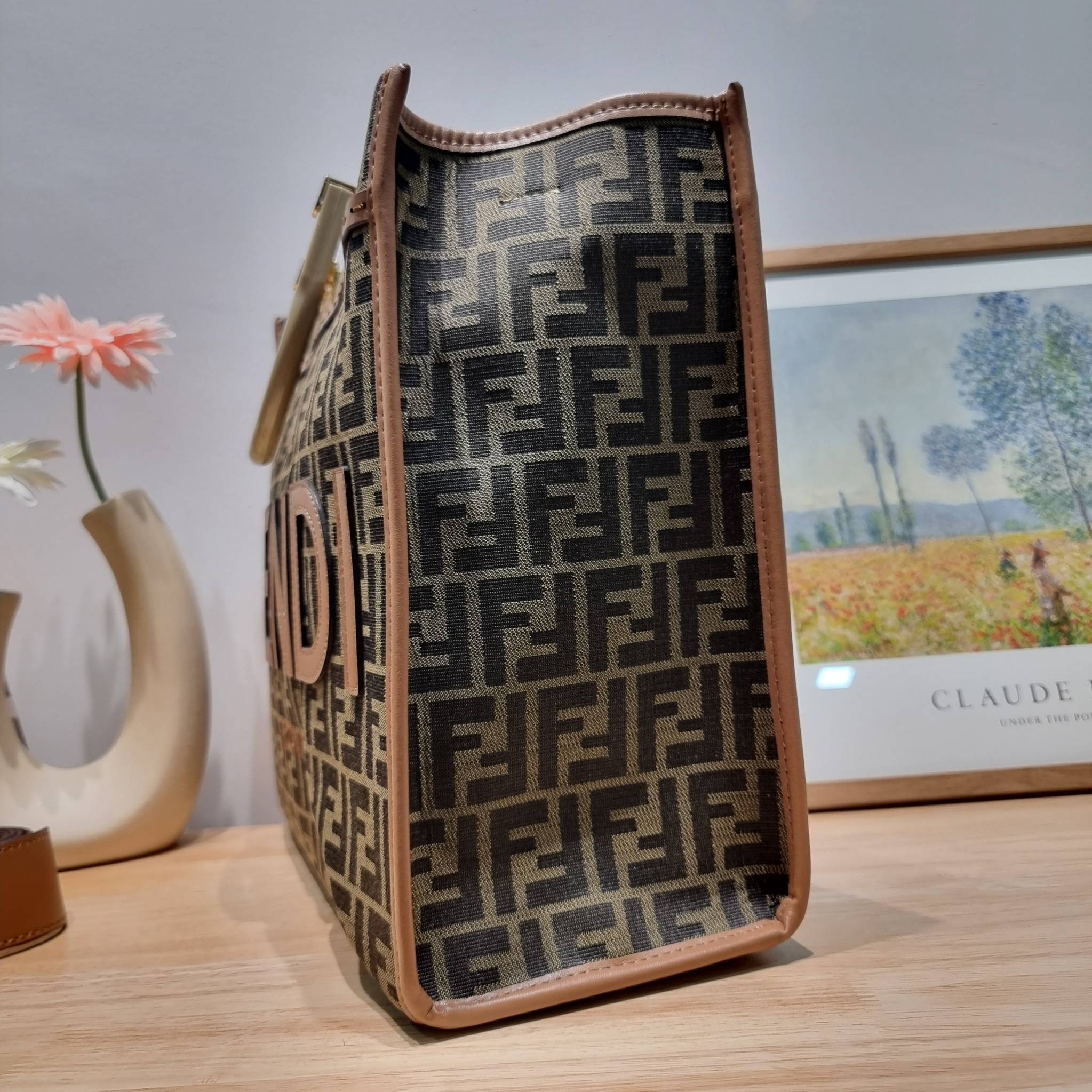 FENDI SHOPPING TOTE BAG / FENDI TOTE BAG กระเป๋าถือ/สะพายไหล่ ทรงสวย หรู ดูโดดเด่น ดีไซน์ทันสมัย วัสดุผ้าท็อปแคนวาสปั๊มลายแบรนด์รอบใบ ภายในโล่งกว้างมาก มาพร้อมหูจับในตัวและสายสะพายไหล่ ใช้งานได้ 2IN1