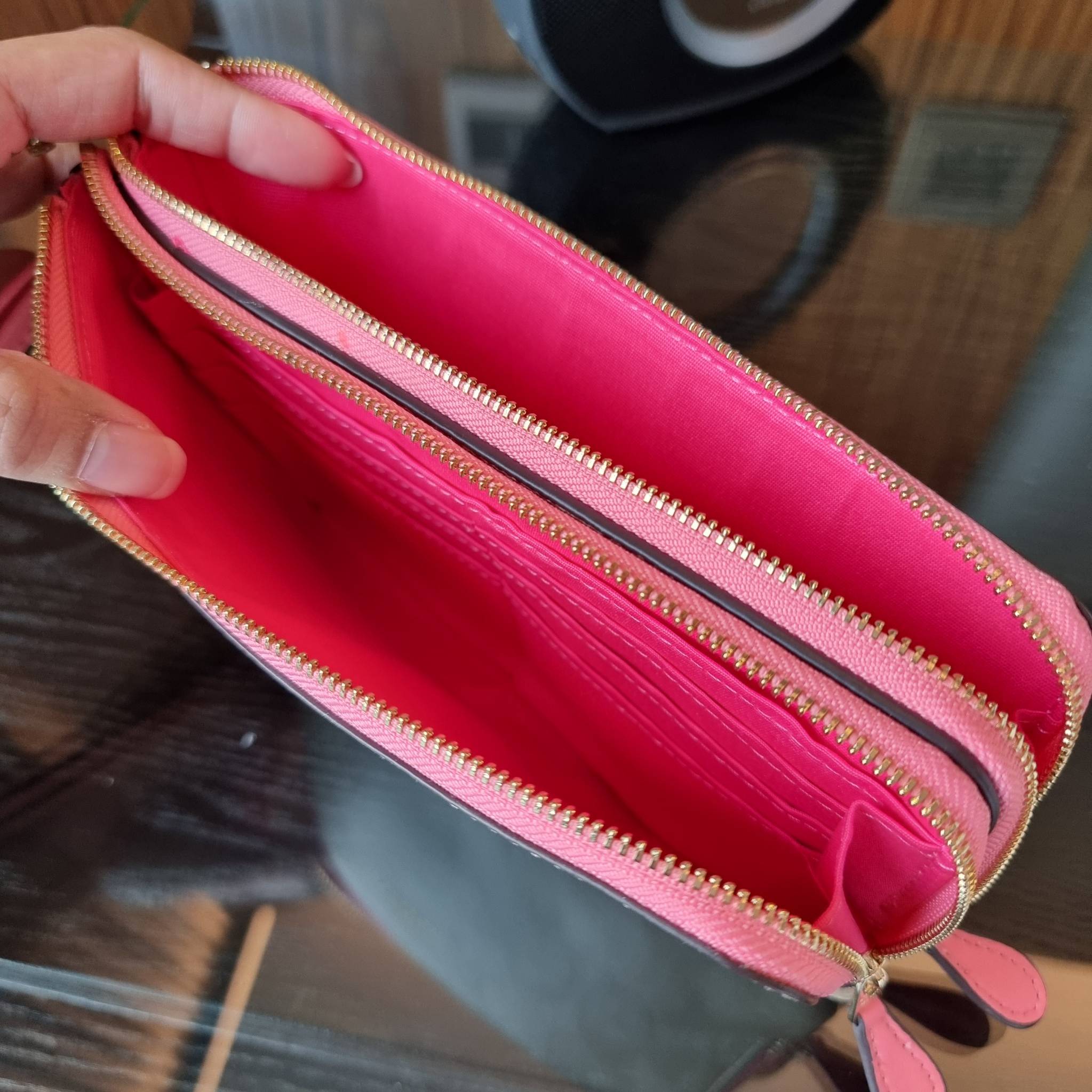 COACH F54057 DOUBLE ZIP WALLET IN SIGNATURE กระเป๋าคล้องมือ size L ใบนี้ใส่มือถือได้ทุกรุ่น ขนาดกำลังดี พกพาสะดวกมากๆ วัสดุหนังสังเคราะห์ ภายในเป็นผ้าสีสวยคม ใส่ธนบัตร ใส่บัตรได้เยอะ ใส่มือถือได้สบายๆทุกรุ่น ตอบโจทย์สาวๆที่ไม่ชอบพกเยอะวุ่นวายจ้า ใบนี้เอาอ