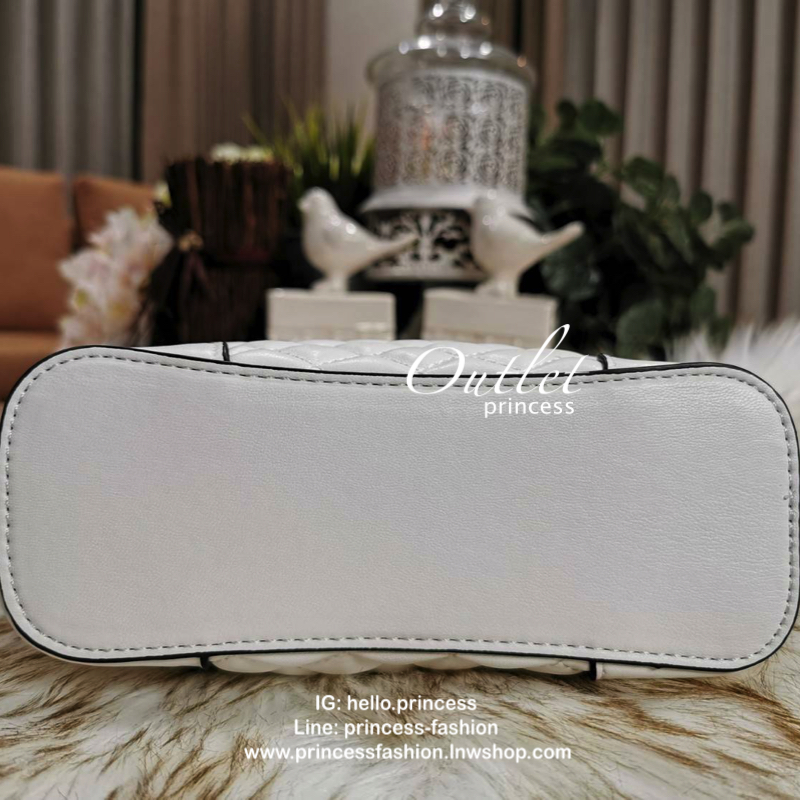 Guess Woman Factory Crossbody Bag กระเป๋าสะพายรุ่นใหม่ดีไซน์สวยหรูคลาสสิคจาก GUESS FACTORY วัสดุหนังเเกะสังเคราะห์เนื้อหนานิ่มลายตาราง เปิดปิดด้วยซิปสะดวกใช้ ด้านหน้ามีโลโก้ ภายในมีโลโก้ช่องใส่ของ และช่องซิป ใส่กระเป๋าสตางค์ใบยาว ของใช้ได้จุ มาพร้อมสายสะพ