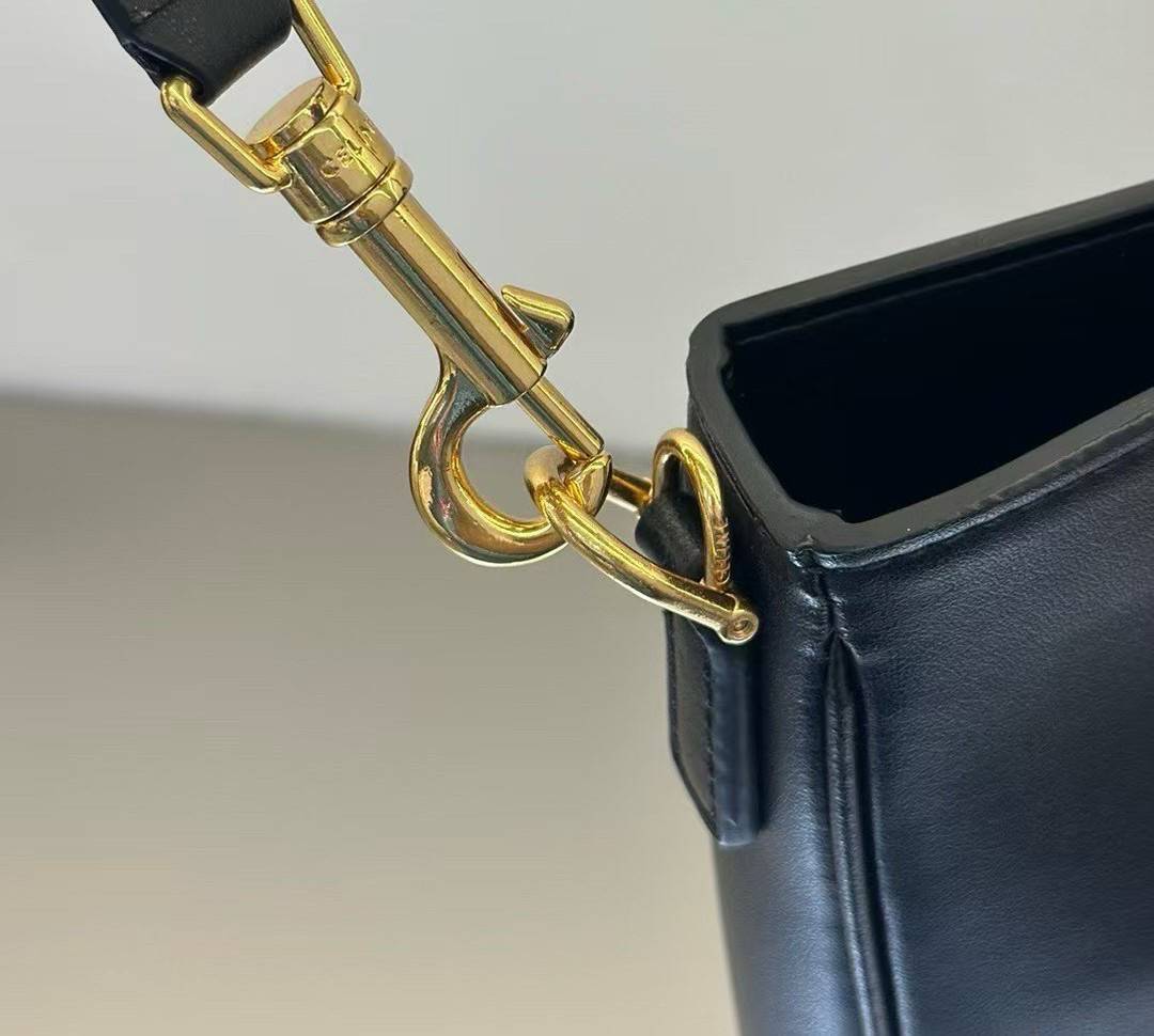 ORI หนังแท้ | CELINE CAMILLE 16 SOFT BAG IN SMOOTH กระเป๋าทรงโฮโบที่ตัวแม่ตัวมัมใช้กันเยอะสุดๆ ด้วยรูปทรงยอดนิยม สะดวกใช้ด้วยอะไหล่บิดล็อค สีทองสวยโดดเด่น