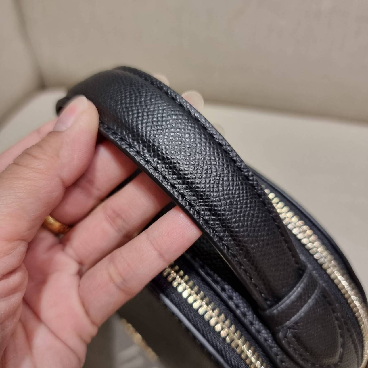 COACH 1589 SERENA SATCHEL กระเป๋าสะพายคอลเลคชั่นยอดฮิต ดีไซน์ลุคผู้ดี ต้องยกให้น้องใบนี้เลย!! จัดสีคุณหนูมาให้ สวยตาแตก!! วัสดุหนัง crossgrain ทนทาน เปิด-ปิดด้วยซิป 2 ช่องหลัก ภายในเป็นช่องโล่ง เก็บของได้แบบสบายๆ ใส่มือถือได้ทุกรุ่น สามารถหยิบไปแมทช์ได้ง่