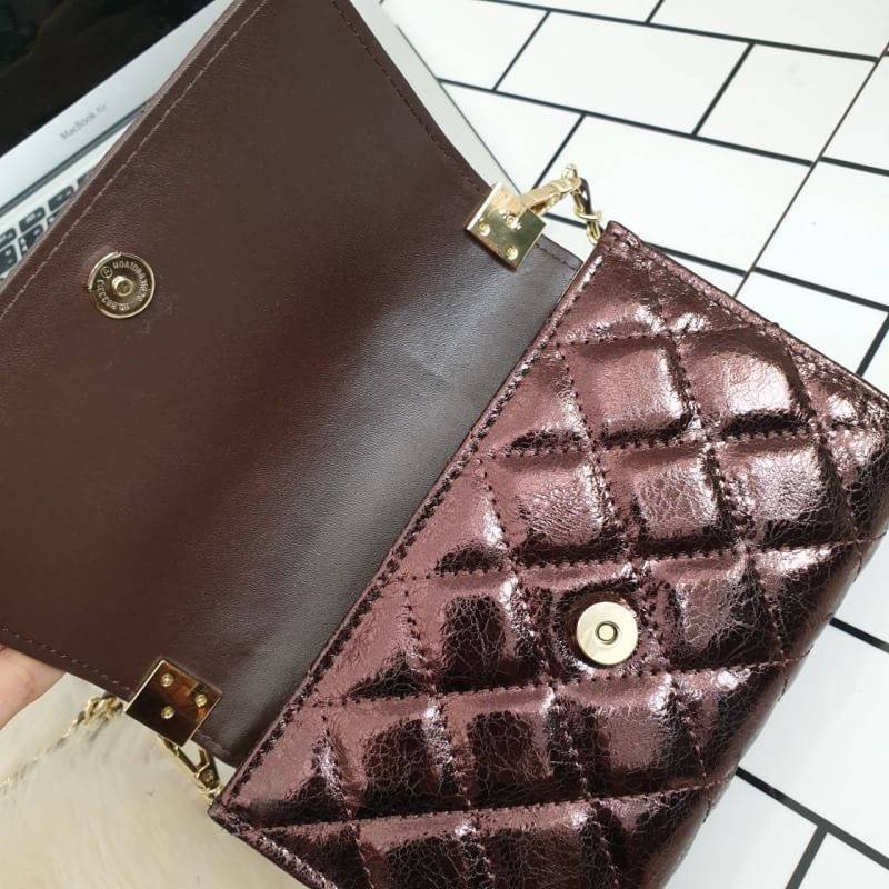 รุ่นขายดีที่สุด ** รอบใหม่ **หนังวัวแท้ สวย นิ่มมากๆค่า และ ปักลายตารางออกมาสวยมาก ** KEEP รุ่น Florence Flat bag ตัวกระเป๋าหนังแท้ นิ่ม-ตึง สุดๆ รุ่นนี้ จะมี 2 ขนาด คือ mini และ classic ไซด์