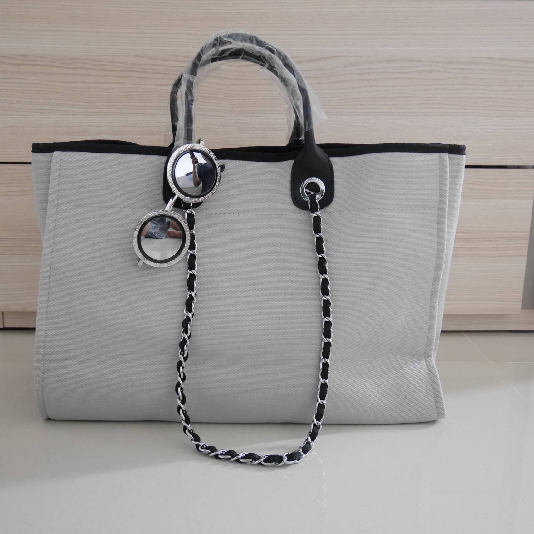 How Cute! 🎄🎄 รุ่นใหม่ล่าสุด!! ที่สาวๆรอคอย Chanel tote canvas bag จากงานพรีเมี่ยม VIP GIFT รุ่นดังเลยค้า Size ใหญ่อลัง บอกเลยว่า **งานดีที่สุด ตัวกระเป๋า กระเป๋าผ้าเป็นผ้า canvas เนื้อดีสมราคา สัมผัส นุ่มลื่นมือมากกกก อะไหล่เงินปั้มแบรนด์แ