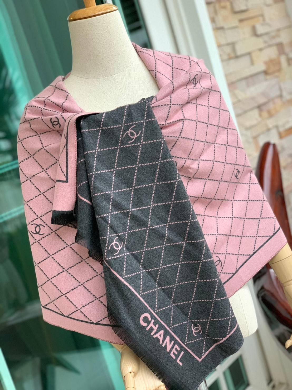 Chanel Scarves for woman’s accessories พลาดไม่ได้กับของขวัญสำหรับเทศกาลดีๆที่กำลังจะมาถึง ส่งมอบความรู้สึกดีๆให้กับคนที่คุณรัก ด้วยผ้าพันคอ หรือ ผ้าคลุมจากแบรนด์ดัง ด้วยเนื้อผ้าแบบcashmereที่ถักทอแบบเนื้อละเอียด จึงทำให้นุ่มน่าสัมผัส ให้ความอบอุ่นได้ดี สำ