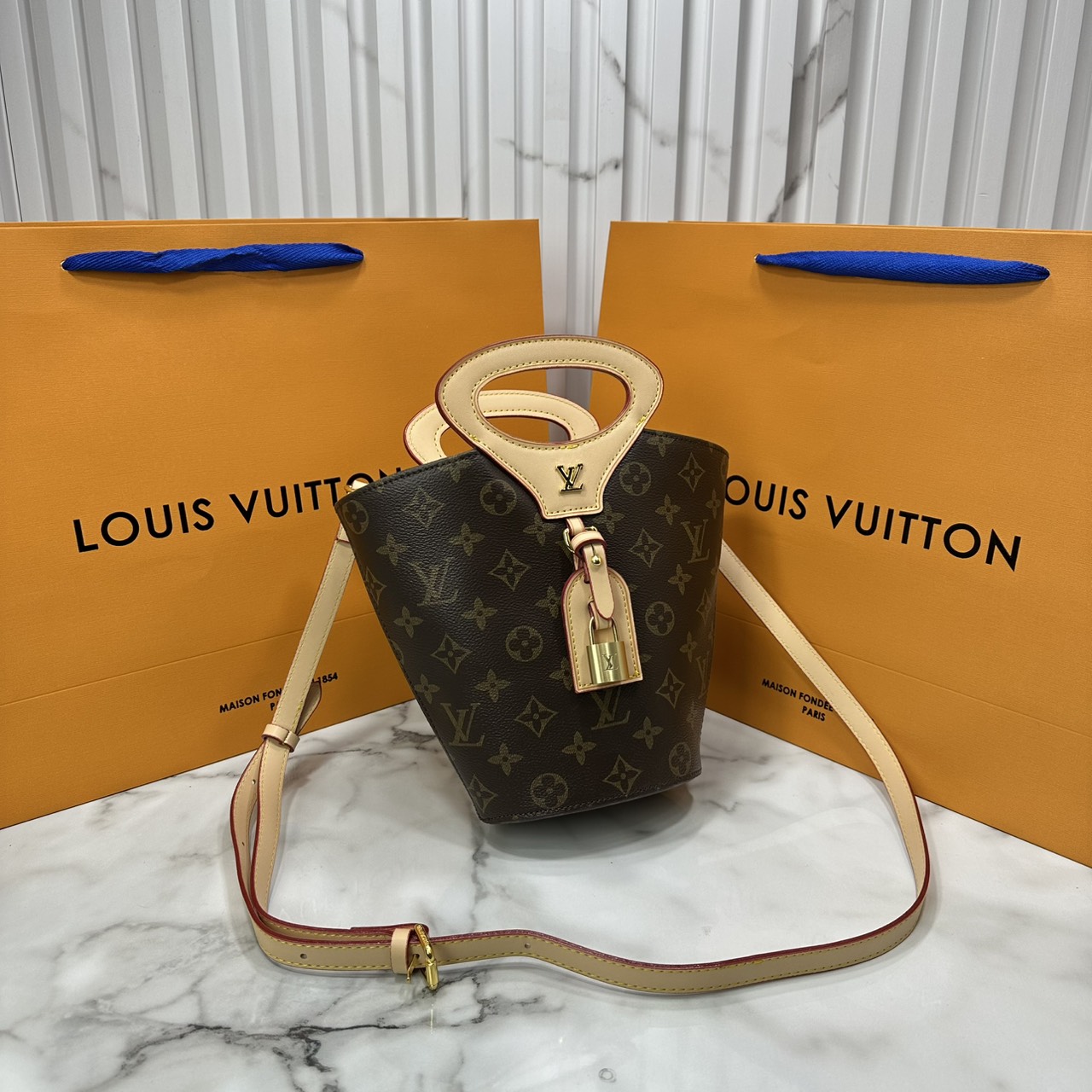 ORI หนังแท้ | LV Rivage BB Spring-Summer 2025 / LV Bucket Bag ใหม่ล่าสุด กระเป๋าสะพายทรงบัคเก็ต จัดเต็มาสุดปัง ทรงสวยทรงใหม่โดดเด่นด้วยหูจับในตัวที่ออกแบบใหม่ได้เก๋ลัคชูมาก