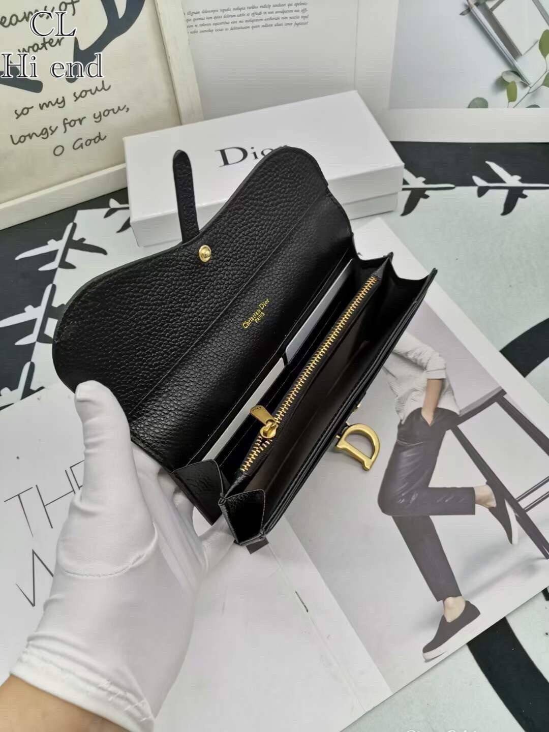 Dior Long Saddle Wallet / Dior Wallet / Dior Long Wallet กระเป๋าสตางค์ใบยาว เปิดหน้าทรงเคิร์ปอานม้า มีห้อยตัว D เอกลักษณ์ของความหรู วัสดุหนังแท้ ผสมผสานความสง่างามและคลาสสิกที่เข้ากับยุคสมัย ด้านหน้าโดดเด่นด้วยซิกเนเจอร์แบรนด์ เป็นอีกหนึ่งรุ่นที่ดาราเชเลป