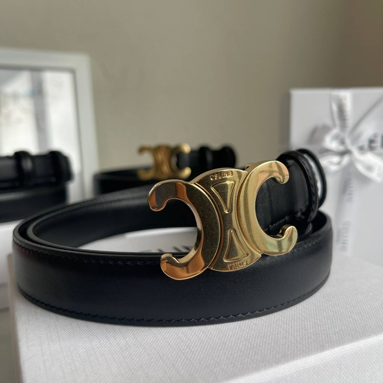 หนังแท้ CELINE BELT LOGO 25MM / Celine Vintage Logo Leather Belt ออริจินอลเกรด 1:1 หนังแท้ หัวเข็มขัดโลโก้แบรนด์แบบ 3D Vintage สีทอง ปั้มโลโก้คมชัดคล้ายของจริง สายปรับระดับได้ในดีไซน์เรียบหรูเข้ากับทุกลุ๊คใช้ได้ทั้งชายหญิง สินค้ามาพร้อม Original Package ม