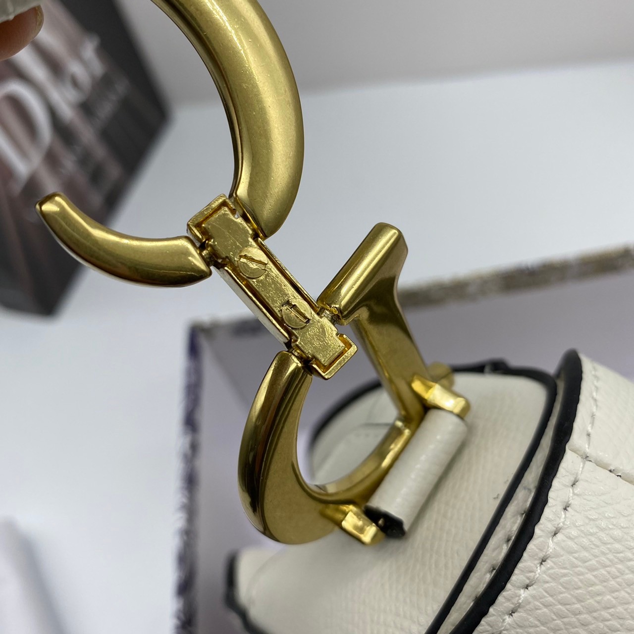 หนังแท้ DIOR SADDLE BAG with strap กระเป๋ารุ่นยอดนิยมตามแบบฉบับแบรนด์ งานออริหนังแท้ทั้งใบ ใช้งานได้ 2 แบบ สะพายยาว CROSSBODY และสายสั้นถือได้เก๋ๆ ลุคนี้คูลสุดๆ เลยค่าา ภาพถ่ายจากสินค้าจริง! สวยมาก พร้อมส่งที่ไทยราคาสุดคุ้ม สาวๆ ห้ามพลาดค่ะ!