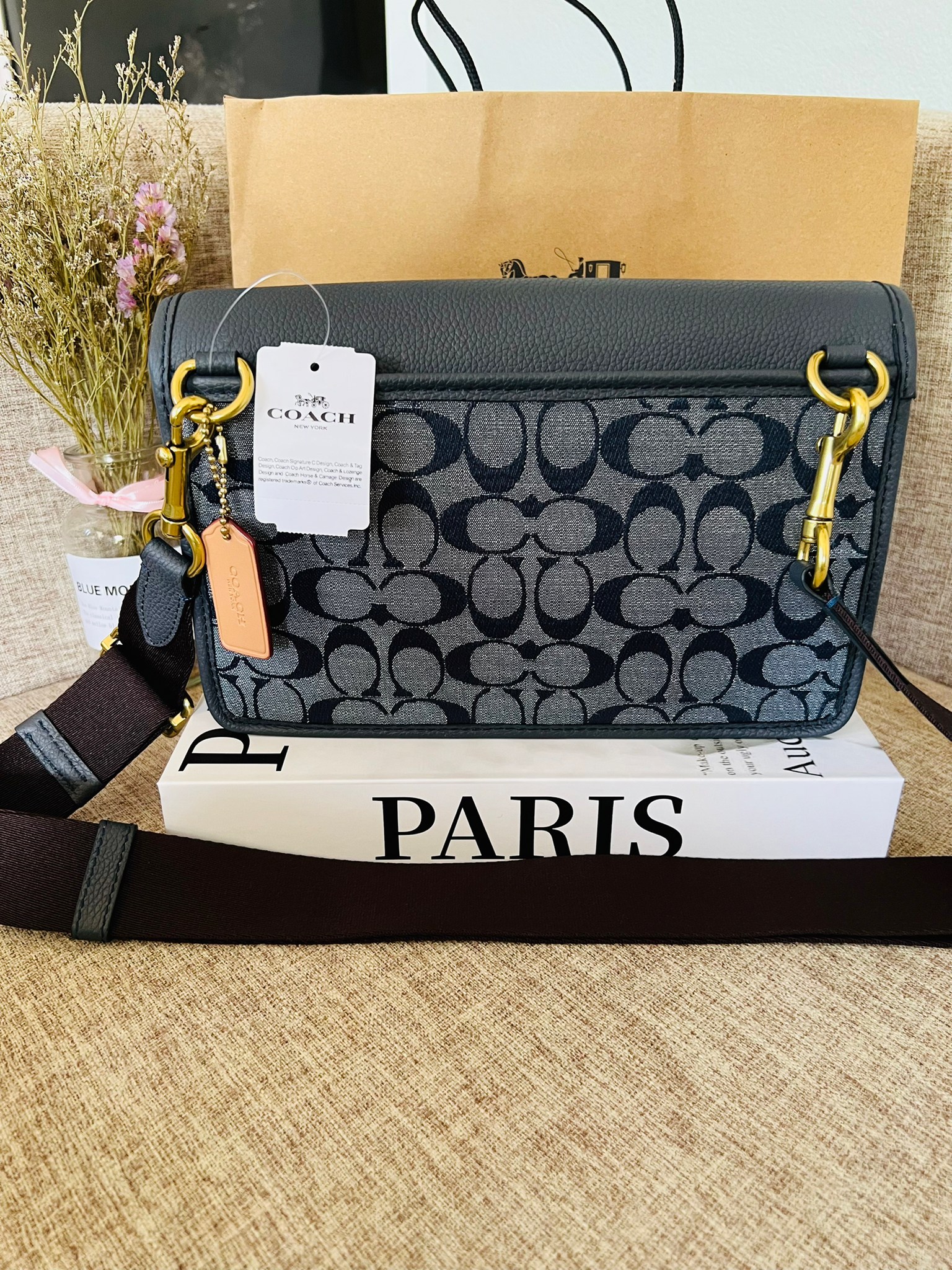 COACH Turner Flap Crossbody In Signature Chambray C8185 กระเป๋าสะพายหนังแชมเบรย์ซิกเนเจอร์และหนังธรรมชาติ ด้านในกระเป๋าซิป กระดุมแป๊ก ซับในหนัง กระเป๋าสลิปด้านนอก สายสะพายถอดได้ ยาว 25” สำหรับสะพายไหล่หรือสะพายข้าง