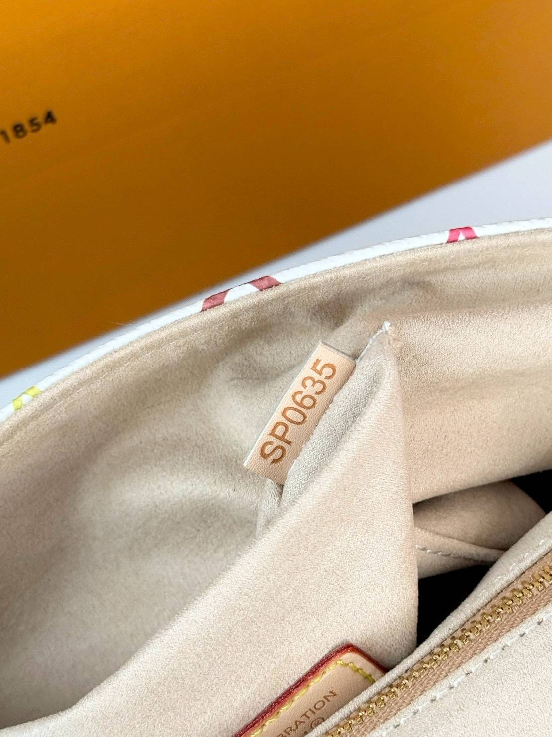 ORI หนังแท้ | LV Trunkie bag กระเป๋าสะพายรุ่นใหม่ ดีไซน์ร่วมสมัยโดดเด่นด้วยมุมโลหะ เฉลิมฉลองเอกลักษณ์ที่สืบทอดมาอย่างยาวนาน ผสานฟังก์ชันการใช้งานเข้ากับความหรูหรา Monogram แคนวาสตกแต่งหมุดสีทอง สะท้อนถึงกระเป๋าเดินทางสไตล์วินเทจ