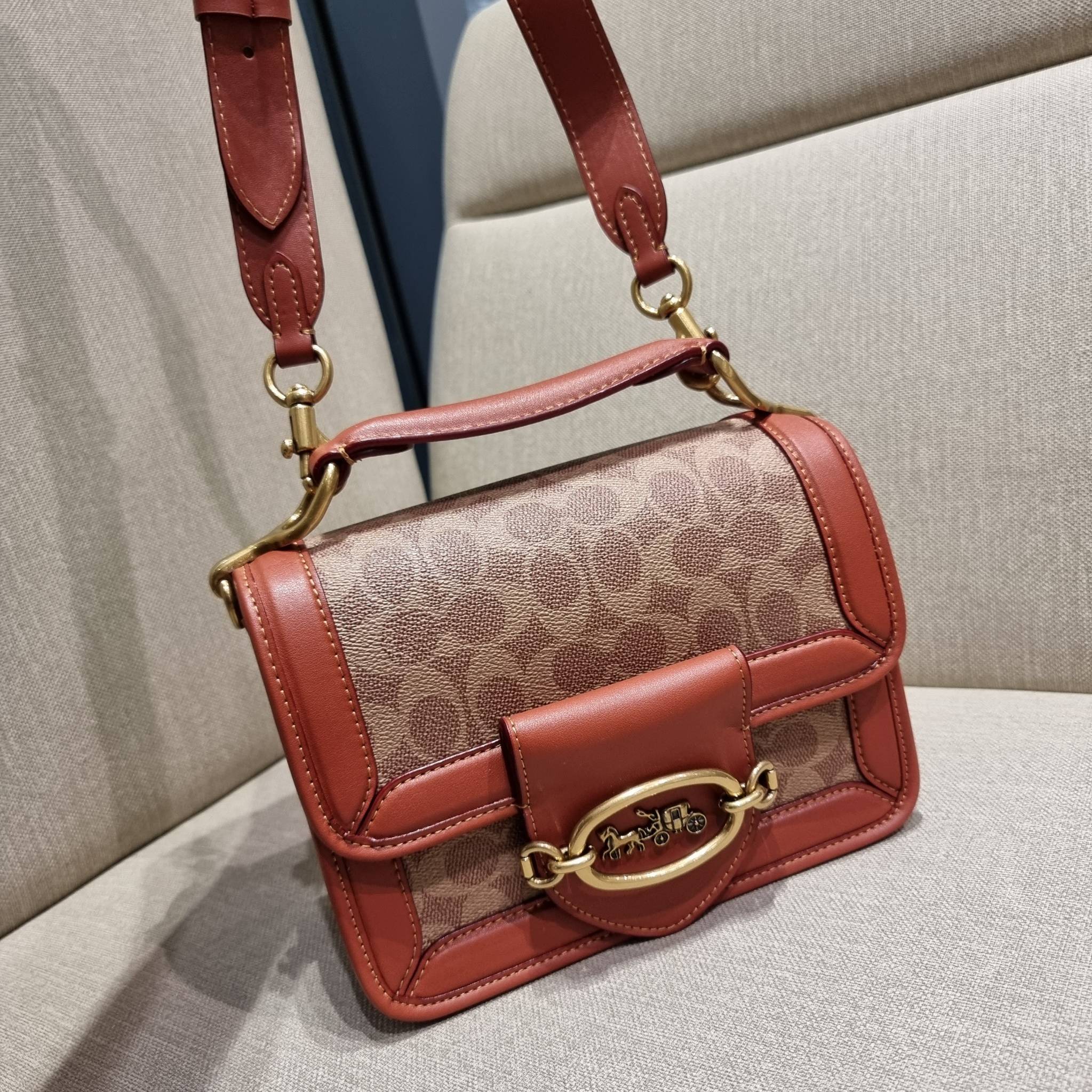 COACH C8449 HERO SHOULDER BAG / COACH C8450 HERO SHOULDER BAG IN SIGNATURE CANVAS ดีไซน์ใหม่ล่าสุด ที่มาพร้อมความหรูยกระดับ กระเป๋าถือ/สะพายข้าง ออกแบบทรงสวย คลาสสิค ขนาดกำลังพอดี ไม่ว่าจะถือ หรือสะพายสายครอส ก็ดูดีแบบไม่ต้องแต่งเติม วัสดุหนังแท้เต็มใบ ฝา