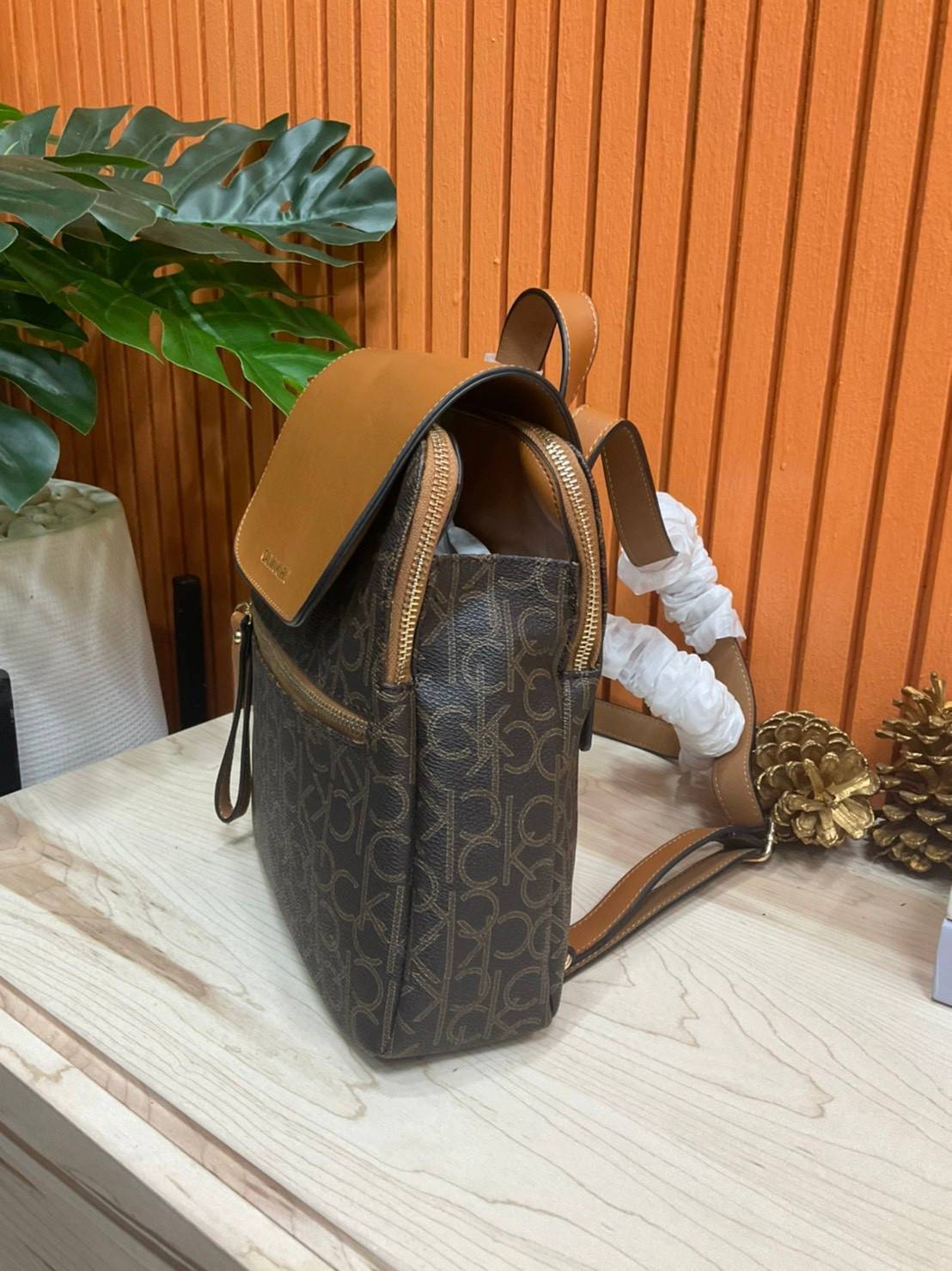 ของแท้ 💯% Elaine Calvin Klein Monogram Small Backpack 💕ของมันต้องมี สวยหรูดูแพงมาก สำหรับรุ่นนี้ และมีฟังชั่นช่องการใช้งานที่มากที่สุด!!! 💕 กระเป๋าสะพายเป้รุ่นใหม่ชนช้อป รุ่นยอดนิยม