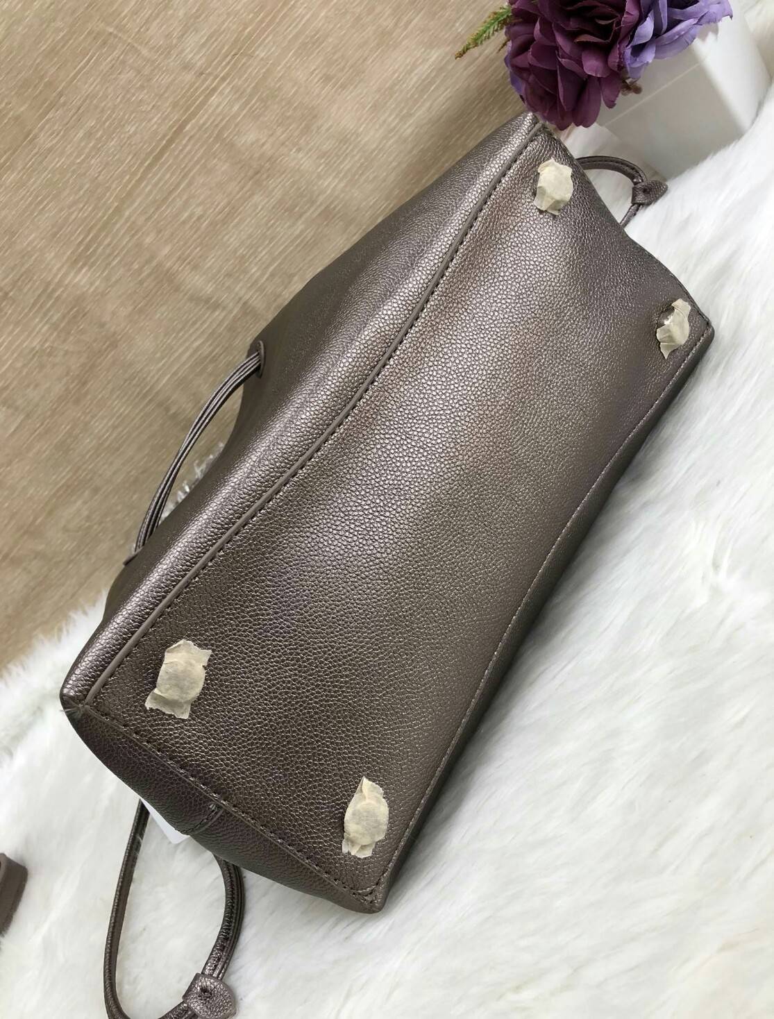CHARLES & KEITH BASIC DRAWSTRING SHOULDER BAG 2018 กระเป๋าถือหรือสะพายไหล่ วัสดุหนัง ทรงขนมจีบ ขนาดกำลังน่ารัก น้ำหนักเบา, ด้านหน้าปั๊มโลโก้แบรนด์ เปิดปิดแบบสายรูดปากกระเป๋าแบบหูดรูด ภายในกระเป๋าโล่ง และกว้างมากทีเดียว จุเได้เยอะเลยค่ะ มาพร้อมสายยาวแบบถอด