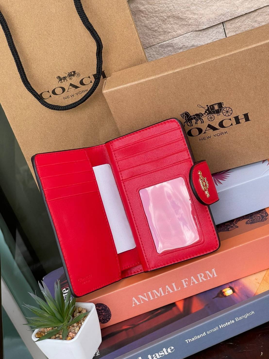 COACH MEDIUM CORNER ZIP WALLET IN SIGNATURE CANVAS กระเป๋าสตางค์ขนาดกลางที่ถือว่าเป็นไอเทม Must Have ของทุกเพศทุกวัยที่ต้องพกติดตัวไว้ตลอดเวลา เพราะนอกจากจะช่วยจัดเก็บเงิน บัตรประชาชน บัตรเครดิตและต่าง ๆ ให้เป็นระเบียบเรียบร้อยยังต้องคำนึงถึงประโยชน์ใช้สอ