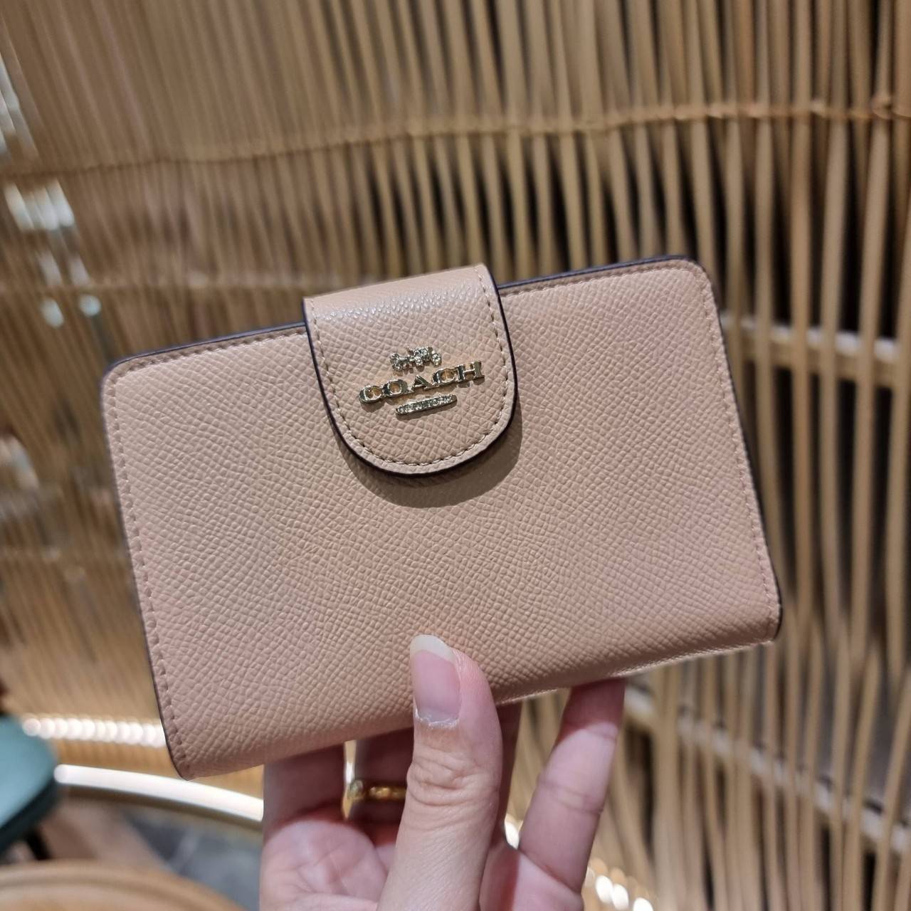 COACH 6390 MEDIUM CORNER ZIP WALLET เดอะเบสท์รุ่นที่สาวๆตามหา!! ดีไซน์ใหม่ สวยสะกด!! กระเป๋าสตางค์ใบกลาง สีคลาสสิค เรียบแต่แฝงความหรู บอกเลยว่ามันละมุนมาก!! ด้วยวัสดุหนัง crossgrain ที่ดูแลรักษาง่าย และยังดูผู้ดี ถือใช้แล้วขับผิวทุกสี ภายในมีช่องใส่บัตรแล
