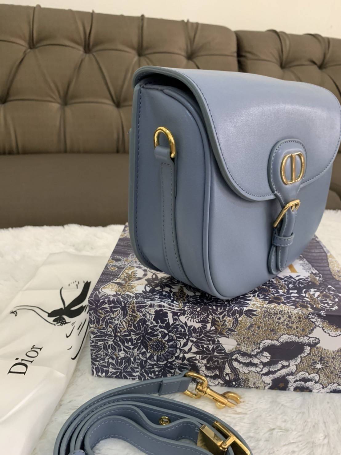 Dior Bobby Bag (GWP) พรีเมี่ยมกิ้ฟ Limited Edition วัสดุหนังแท้ Calfskin อะไหล่ทอง กระเป๋าหรูยอดฮิต ดีไซน์เป็นทรงโค้งเรียบหรูแบบโบฮีเมียนนิดๆ ด้านหน้าประดัลโลโก้ CD เด่นชัด ตอกย้ำความเป็นแบรนด์หรู Christian Dior แมทกับชุดได้ง่าย ใช้ได้ทุกวัน ทั้งสะพายไหล่