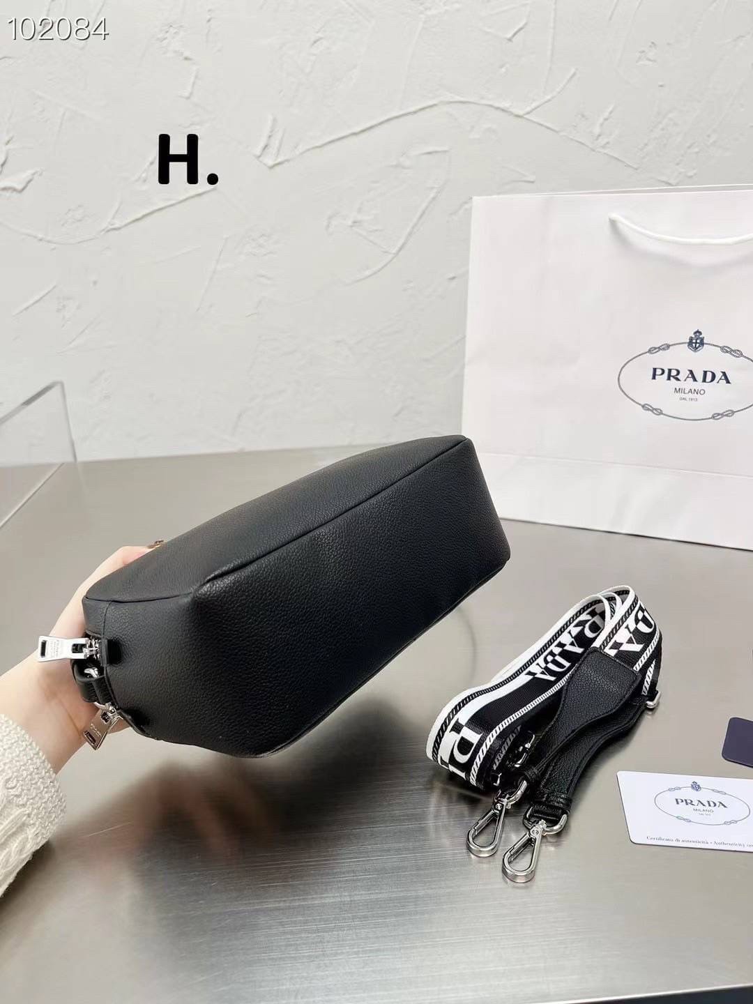 PRADA CAMERA LEATHER BAG with shoulder strap / PRADA MESSENGER BAG BLACK กระเป๋าสะพายหนัง รุ่น Unisex ใช้ได้ทั้งชายหญิง ขนาดกำลังดี ดีไซน์เรียบ แต่หรูหรา พร้อมสายสะพาย 2 เส้น ปรับระดับได้ สามารถสะพายไหล่ และครอสบอดี้