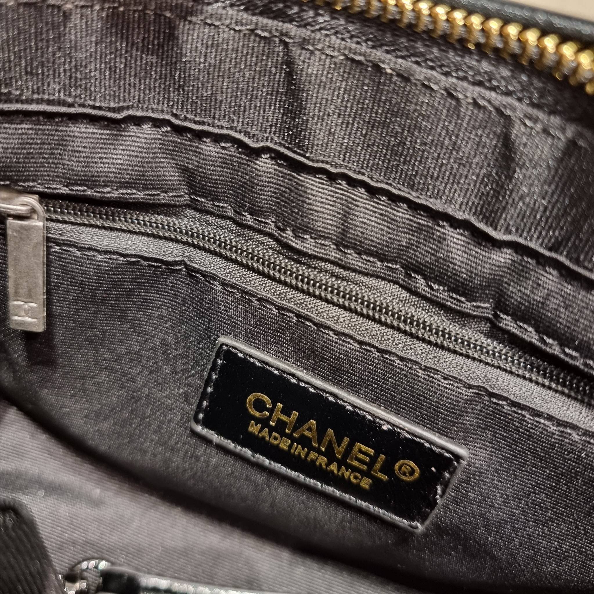 9" CHANEL SHOULDER BAG / CHANEL GABRIELLE HOBO BAG ไซส์คลาสสิค กระเป๋าสะพายข้าง/ไหล่ หนังแท้ นิ่ม หรู มาพร้อมพวงกุญแจสัญลักษณ์แบรนด์ อะไหล่พร้อมโซ่สะพายสีทองสลับสีเงินรมดำ สามารถสะพาย crossbody หรือสะพายไหล่ได้หมด สะพายแล้วขับผิวมากๆ เปิด-ปิดกระเป๋าด