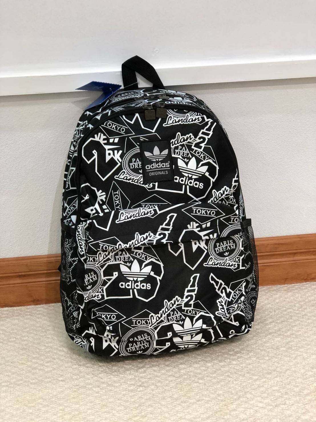 Adidas Backpack มีช่องสำหรับใส่ Notebook , Tablet ในตัวกระเป๋า สายเป้ และด้านหลังบุผ้าตาข่ายนุ่ม รองรับหลัง รูปแบบสวยทันสมัย รองรับทุกการใช้งาน เป็นกระเป๋าเป้นักเรียน-เป้กีฬา-สะพายเที่ยวชิลๆเลยค้า