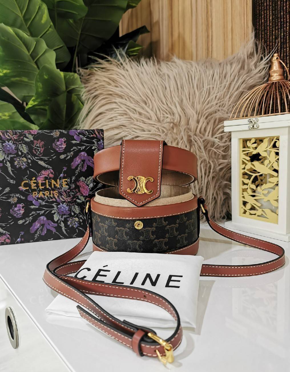 CELINE CROSSBODY BAG VIP GIFT WITH PURCHASE (GWP) พรีเมี่ยมกิ๊ฟ Limited Edition จาก CELINE PERFUME DUTY FREE COUNTER วัสดุ TRIOMPHE CANVAS & LEATHER ทรงกลมสวยหรูอยู่ทรงเปิดปิดด้วยฝาปิดกระดุมโลโก้แบรนด์