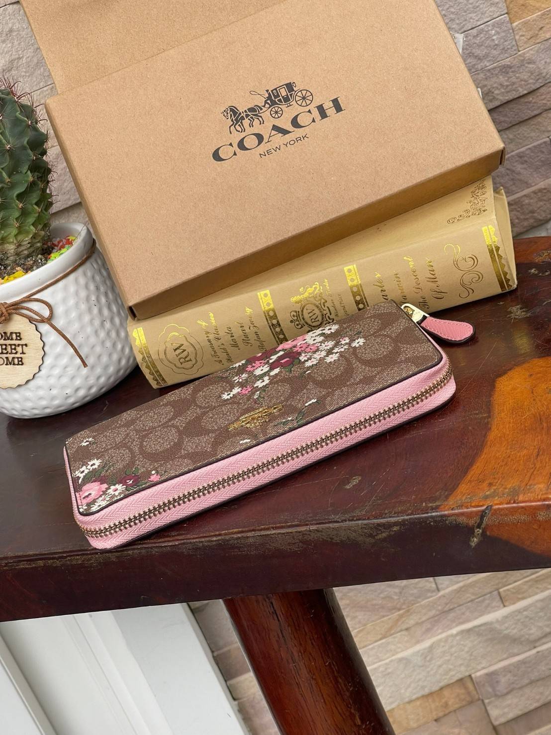 COACH ACCORDION ZIP WALLET IN SIGNATURE CANVAS กระเป๋าสตางค์ใบยาวนี้ที่เหมาะกับการใช้งานทุกรูปแบบ นอกจากเพิ่มความมั่นใจแล้ว ยังทำให้ชีวิตของเราง่ายขึ้นอีกด้วย โดยการเปิดปิดแบบซิปรอบ สามารถใส่ธนบัตร เหรียญ บัตรต่างๆได้หลายใบเลยทีเดียว ขนาดของกระเป๋าสามารถถ