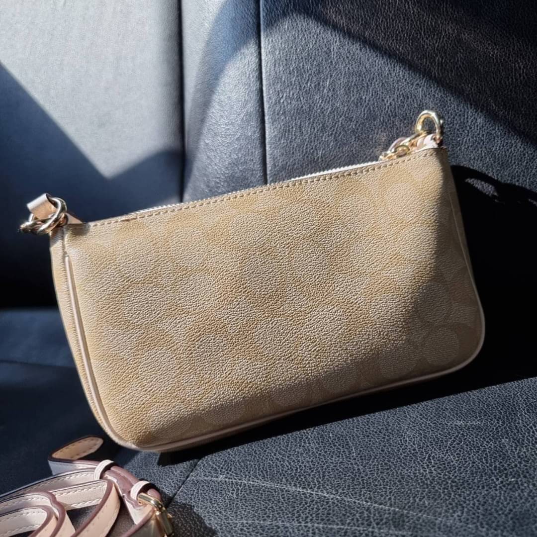 COACH F58321 TOP HANDLE POUCH อีกรุ่นฆ่าไม่ตาย!! 😎 ขายดีขายหมด ขายรวยขายปังๆ!! กระเป๋าพอชจากโค้ช ทรงใช้งานง่าย สะดวก กะทัดรัด วัสดุหนังแคนวาสเคลือบคุณภาพดี มาพร้อมสายคล้องในตัว และสายสะพาย crossbody ปรับเปลี่ยนได้ตามสไตล์ อีกหนึ่งไอเท็มที่สาวๆต้อง