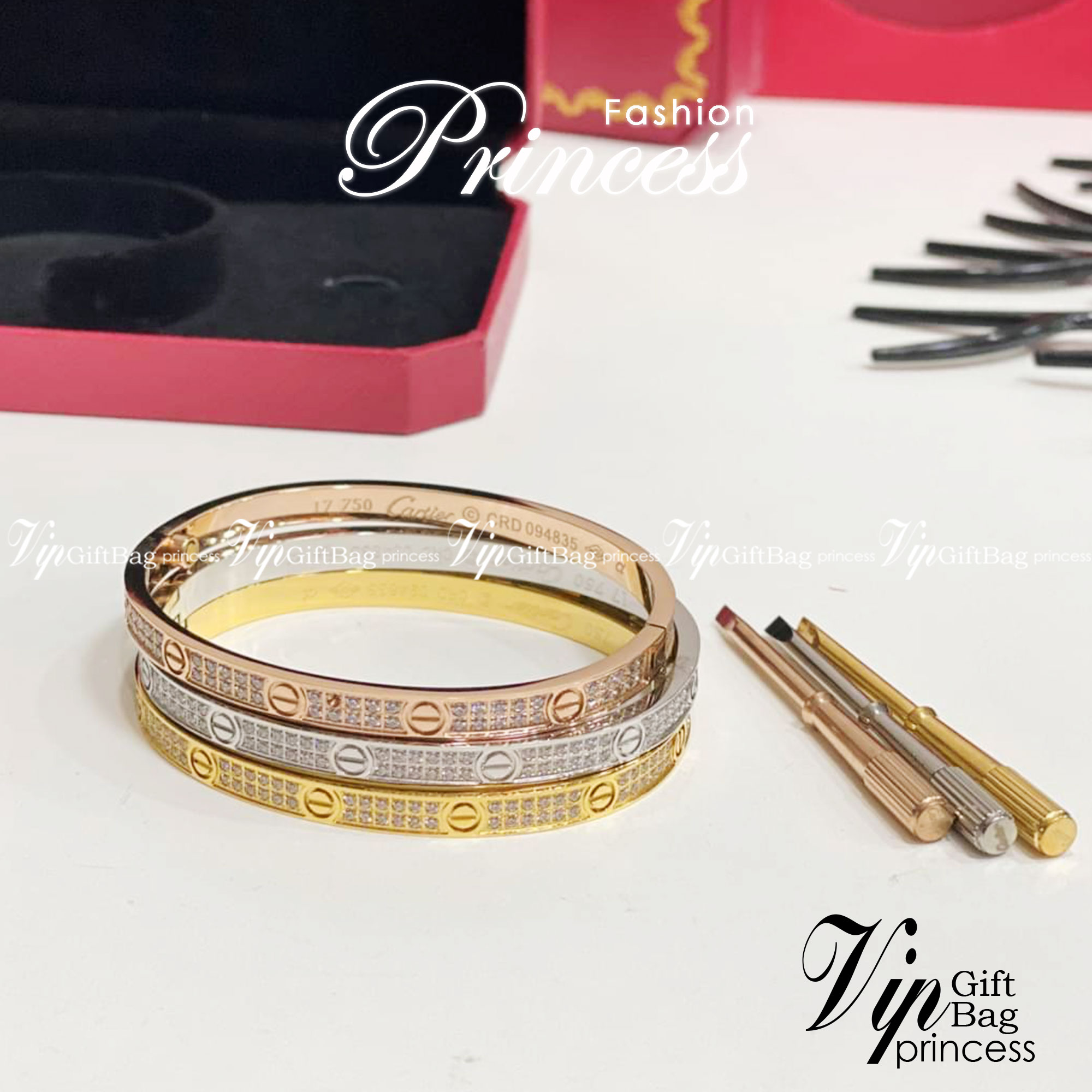 Cartier Love Bracelet มีเพชร กำไลข้อมือคาเทียร์ ภาพถ่ายจากงานจริง เกรดออริจินิล วัสดุคุณภาพดี ไม่ลอกไม่ดำ งานปั้มครบตามรูปเลยค่ะ