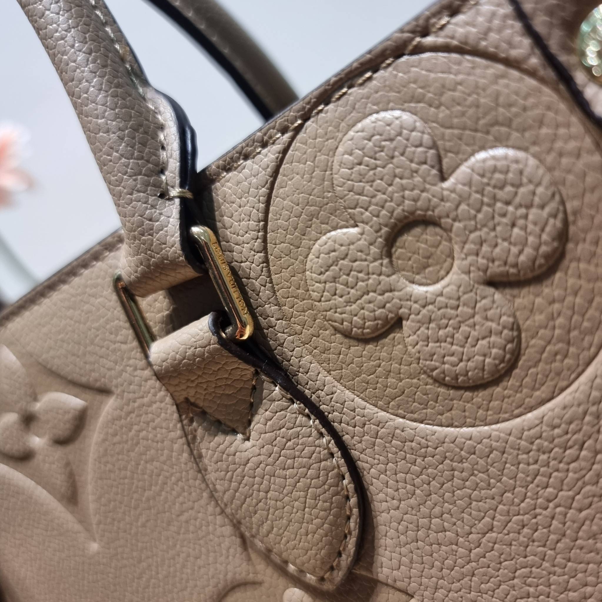 LV Onthego / LV crossbody tote bag กระเป๋าทรงโท้ทเวอร์ชั่นดั้งเดิม ที่คลาสสิค ผู้ดี หรูหรา โทนสีใช้งานง่าย ได้ทุกลุค ทุกสไตล์ วัสดุหนังลูกวัว ผิวลายเกรน มาพร้อมหูจับในตัว คล้องแขนก็ดูแพง หรือจะเกี่ยวสายครอสสะพายก็อัพลุคได้เลย ภายในโล่งกว้างมาก มีอะไหล่เกี