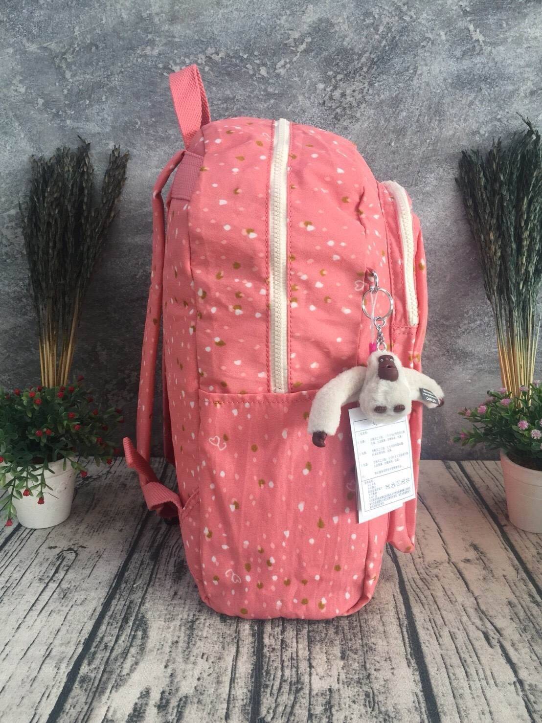 KIPLING Bizzy Boo เป็นกระเป๋าผ้าอ้อมกระเป๋าเป้สะพายหลังที่มีสไตล์ กระเป๋าเป้สะพายหลังขนาดเล็กที่มีน้ำหนักเบาและใช้งานง่ายและทำความสะอาดได้ง่ายออกแบบมาเป็นพิเศษสำหรับทารกของคุณ Bizzy Boo มาพร้อมกับกระเป๋าด้านข้างสำหรับทารกเล็ก ๆ ที่เข้ากันได้กับแผ่นรองพื้น