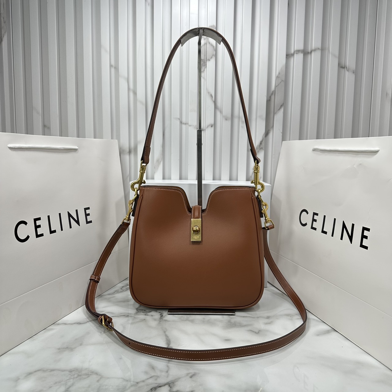 ORI หนังแท้ | CELINE SMALL CAMILLE 16 SOFT BAG IN SMOOTH LEATHER กระเป๋าสะพายรุ่นใหม่ล่าสุดของไลน์ 16 soft รูปทรงแบบโฮโบที่มาพร้อมดีไซน์ที่ใช้งานได้จริง หรูหราและโดดเด่น ฝาพับหนังกับตัวปิดแบบ Turnlock สีทองรูปทรงคล้ายอัญมณี