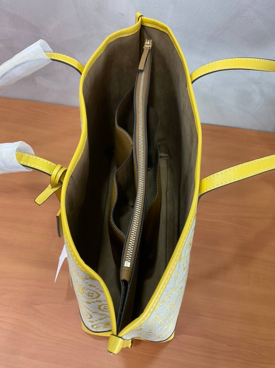 TORY BURCH T MONOGRAM TRIPLE - COMPARTMENT TOTE กระเป๋า/สะพายไหล่ทรง SHOPPING BAG วัสดุผ้าผ้าแคสวาสปักลายสัญลักษณ์แบรนด์ ตั้งอยู่ทรง สวยหรู ดูแพง จุของได้เยอะมาก ภายในแยกเป็น 2 ช่องหลัก 1 ช่องซิปตรงกลาง แบ่งเป็นสัดส่วนใช้งาน