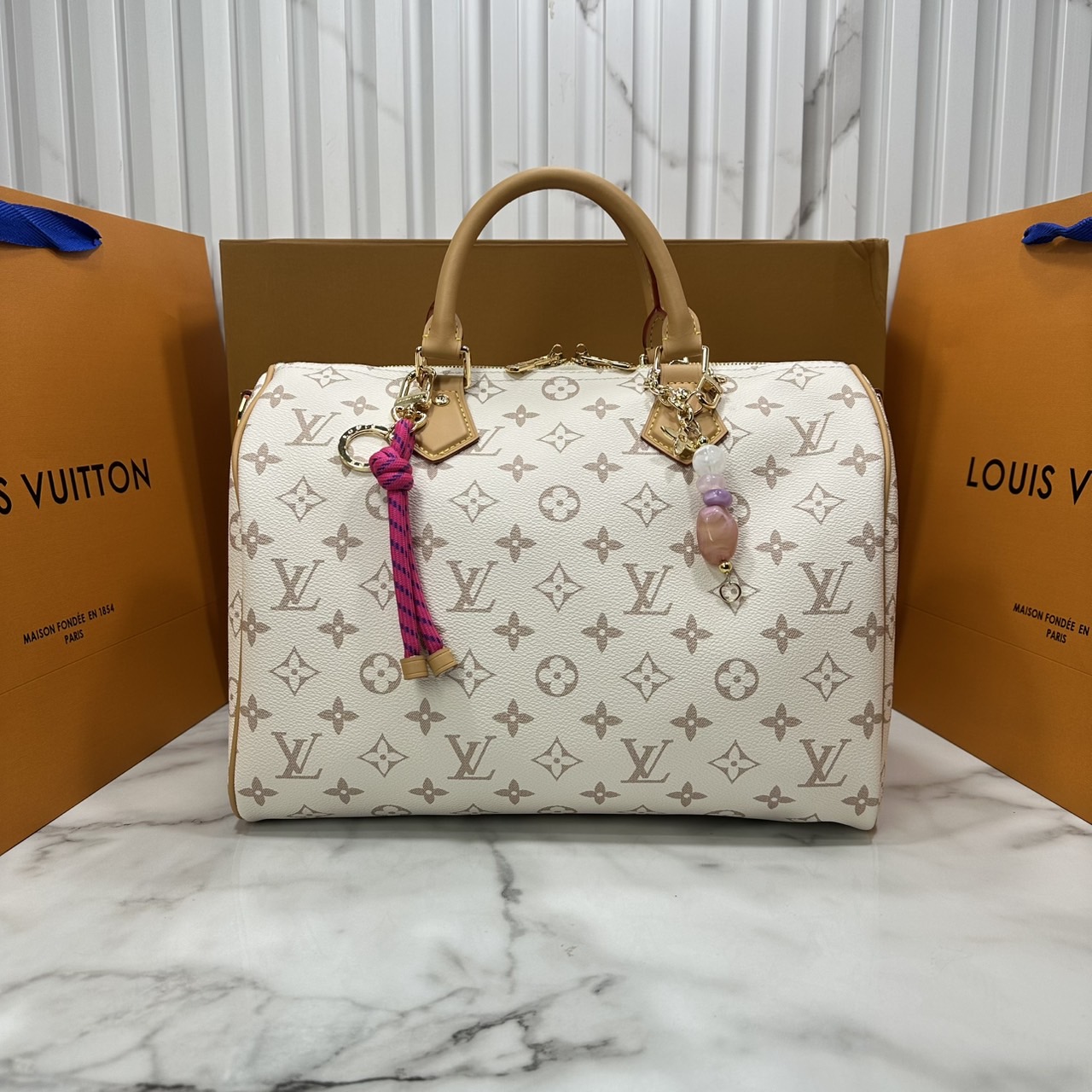 ORI หนังแท้ | LV Speedy Soft 30 Lucky Bag Monogram Dune/Pink กระเป๋าสะพายสปีดี้ทรงหมอน ทรงยอดนิยม สุดไอคอนิกดีไซน์ใหม่ แต่งแต้มสัมผัสเงางามดั่งอัญมณี ซับในสีชมพูพาสเทลตัดกัน โดดเด่นด้วยปมเชือกสีสันสดใส ตอกย้ำถึงความพิถีพิถันและใส่ใจในทุกรายละเอียด
