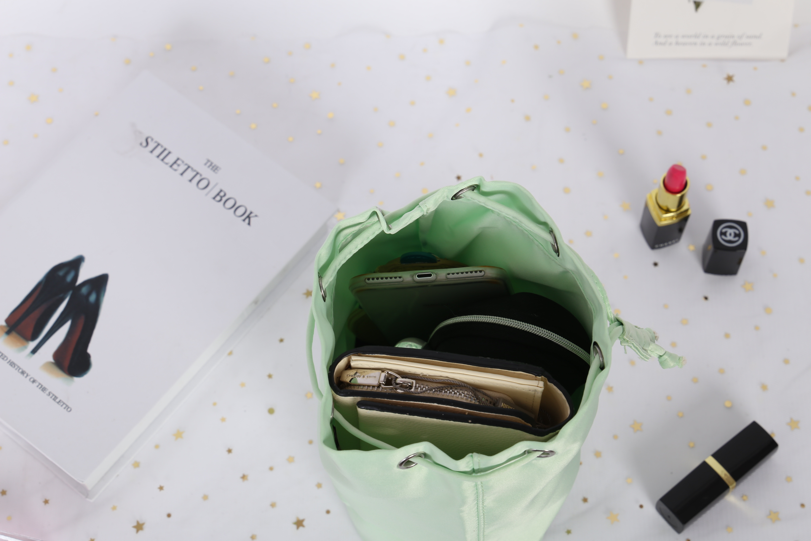 Prada Candy Satin Drawstring Bag กระเป๋าผ้าซาติน จากแบรนด์ Prada รุ่นนี้แถมมาจากน้ำหอมเค้าเตอร์แท้ 💯 ปากกระเป๋าเป็นเชือกหูรูด มีโลโก้ปราด้าติดด้านหน้า สวยงาม น่าใช้ การันตีความสวย ใช้คล้องแขน ใส่ของจุกจิกเก๋ๆค่าา