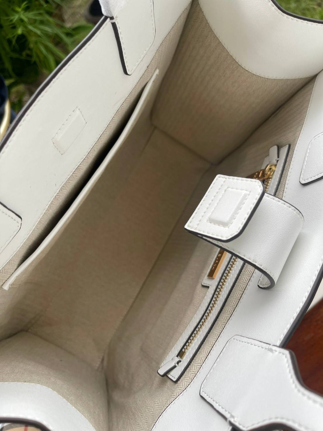 Tory burch ella jacquard embroidered quadrant tote ลายโมโนแกรม (Monogram) สัญลักษณ์สุดโดดเด่นที่คิดค้นขึ้นมาเพื่อให้แบรนด์มีเอกลักษณ์ สำหรับรุ่นนี้เป็นกระเป๋าที่ใส่ของได้เยอะ สามารถใส่สิ่งของที่จำเป็นสำหรับการทำงานได้ ง่ายต่อการถือและการหยิบใช้ข้าวของในกร