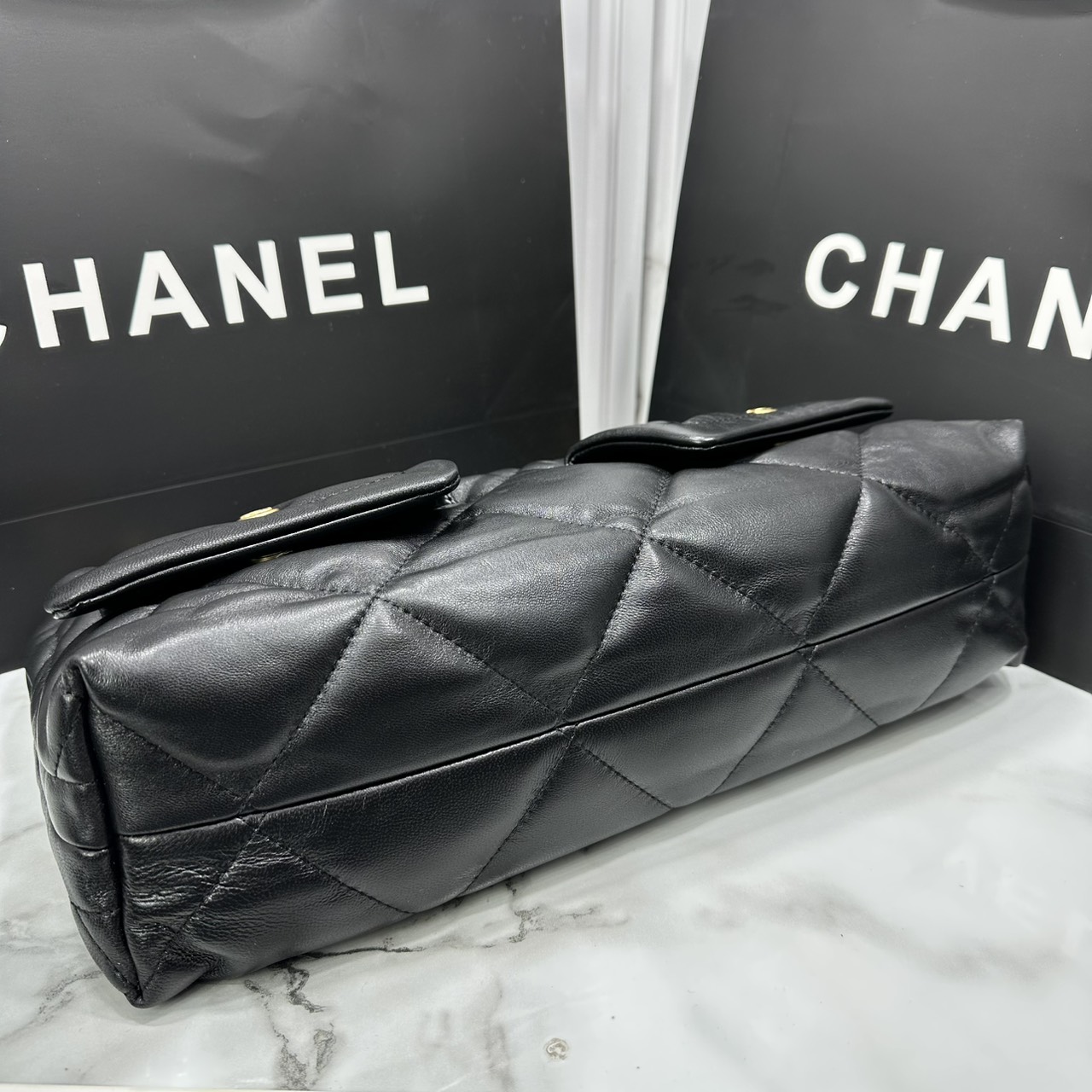 ORI หนังแท้ | Chanel shopping bag Shiny Leather Black / Chanel Tote Bag 36cm กระเป๋าสะพายทรงโท้ทใบใหญ่ ภายในโล่งกว้างจุของได้เยอะ คอลเลคชั่นฤดูใบไม้ร่วง-ฤดูหนาว 2025/26 ถ่ายทอดเสน่ห์เย้ายวนเหนือกาลเวลา