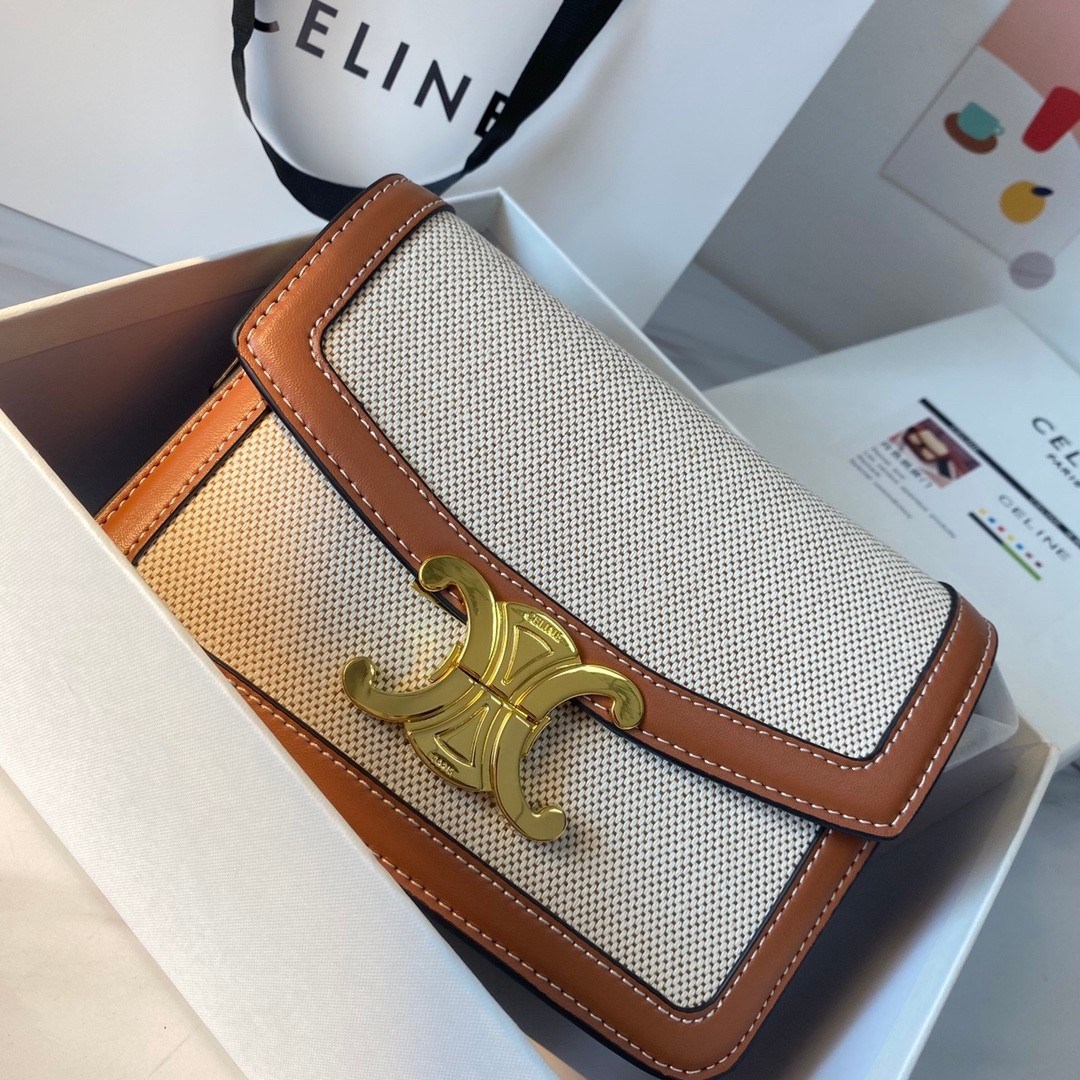 พร้อมส่งรุ่นขายดี!! CELINE CROSSBODY VIP GIFT WITH PURCHASE GWP กระเป๋าพรีเมี่ยมกิ๊ฟ Limited จาก PARFUME DUTYFREE COUNTER สวยอยู่ทรงเปิดปิดด้วยตัวล้อคด้านหน้า ภายในมีช่องใส่ของหลัก พร้อมช่องซิป ใส่กระเป๋าสตางค์กลาง + มือถือได้ ทรงนี้กำลังมาแรงมาก แมชต์ลุค