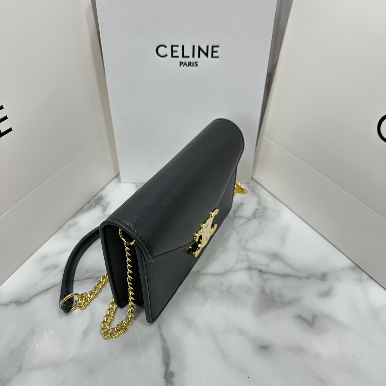 ORI หนังแท้ | CELINE WALLET ON CHAIN MARGO IN TRIOMPHE กระเป๋าสะพายสวยอยู่ทรงตั้งได้ รูปทรงย้อนยุคสไตล์วินเทจลัคชู ดีไซน์เอกลักษณ์ ขนาดกำลังดี