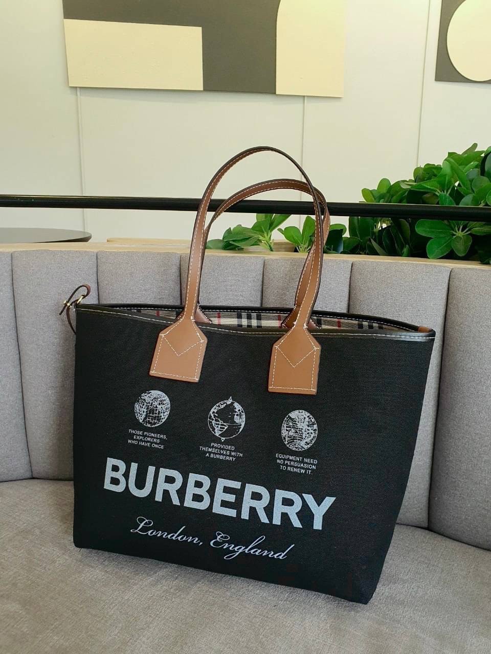 Burberry Tote Bag / Burberry Label Print Large London Tote Bag In Crema / BURBERRY LARGE LONDON TOTE BAG IN WHITE กระเป๋าสะพายไหล่ทรงช้อปปิ้ง ทรงคลาสสิค ฮิตตลอดกาล ตัวกระเป๋าวัสดุหนังผ้าแคนวาส ตัดหนัง