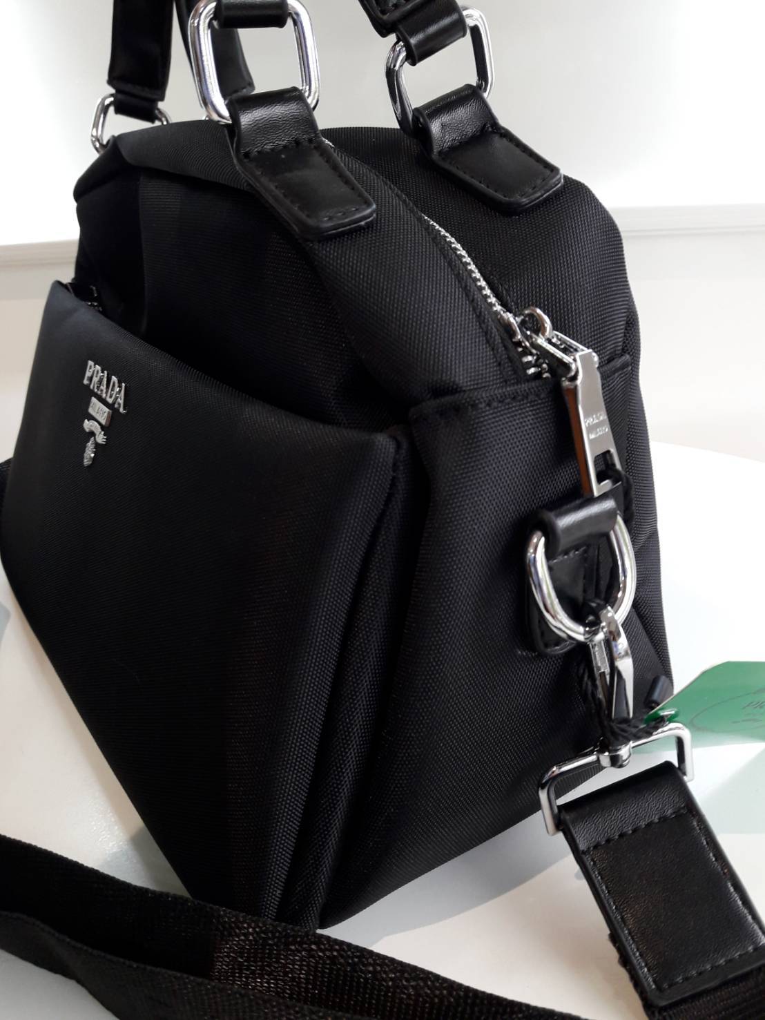 มาใหม่ค้า! จากงานพรีเมี่ยมกิ้ฟแบรนด์ดังอย่าง Prada กระเป๋าดีไซน์สวยใช้ได้ทุกเพศเลยคะ ตัวกระเป๋าทำจาก Polyester ทั้งใบ กันน้ำได้ค้า อะไหล่เงินสุดหรู ด้านหน้ามีช่องซิปหนึ่งช่องใส่ของได้จุกจิกหยิบง่าย ด้านในมีช่องซิปอีก 2 ช่องใหญ่ เก็บสัมภาระได้ครบ **จบในใบเ