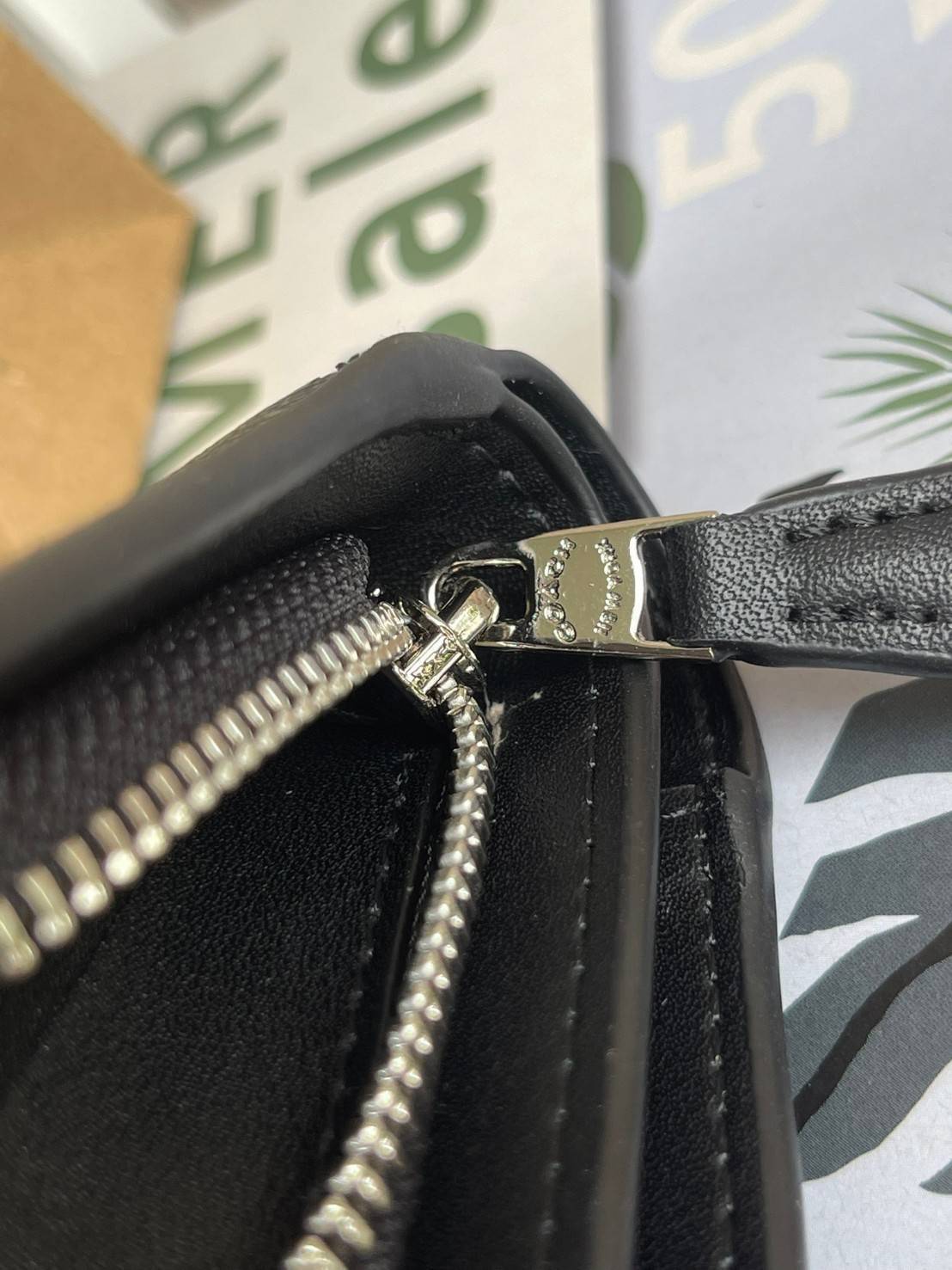 COACH MEDIUM CORNER ZIP WALLET IN SIGNATURE CANVAS กระเป๋าสตางค์ขนาดกลางที่ถือว่าเป็นไอเทม Must Have ของทุกเพศทุกวัยที่ต้องพกติดตัวไว้ตลอดเวลา เพราะนอกจากจะช่วยจัดเก็บเงิน บัตรประชาชน บัตรเครดิตและต่าง ๆ ให้เป็นระเบียบเรียบร้อยยังต้องคำนึงถึงประโยชน์ใช้สอ