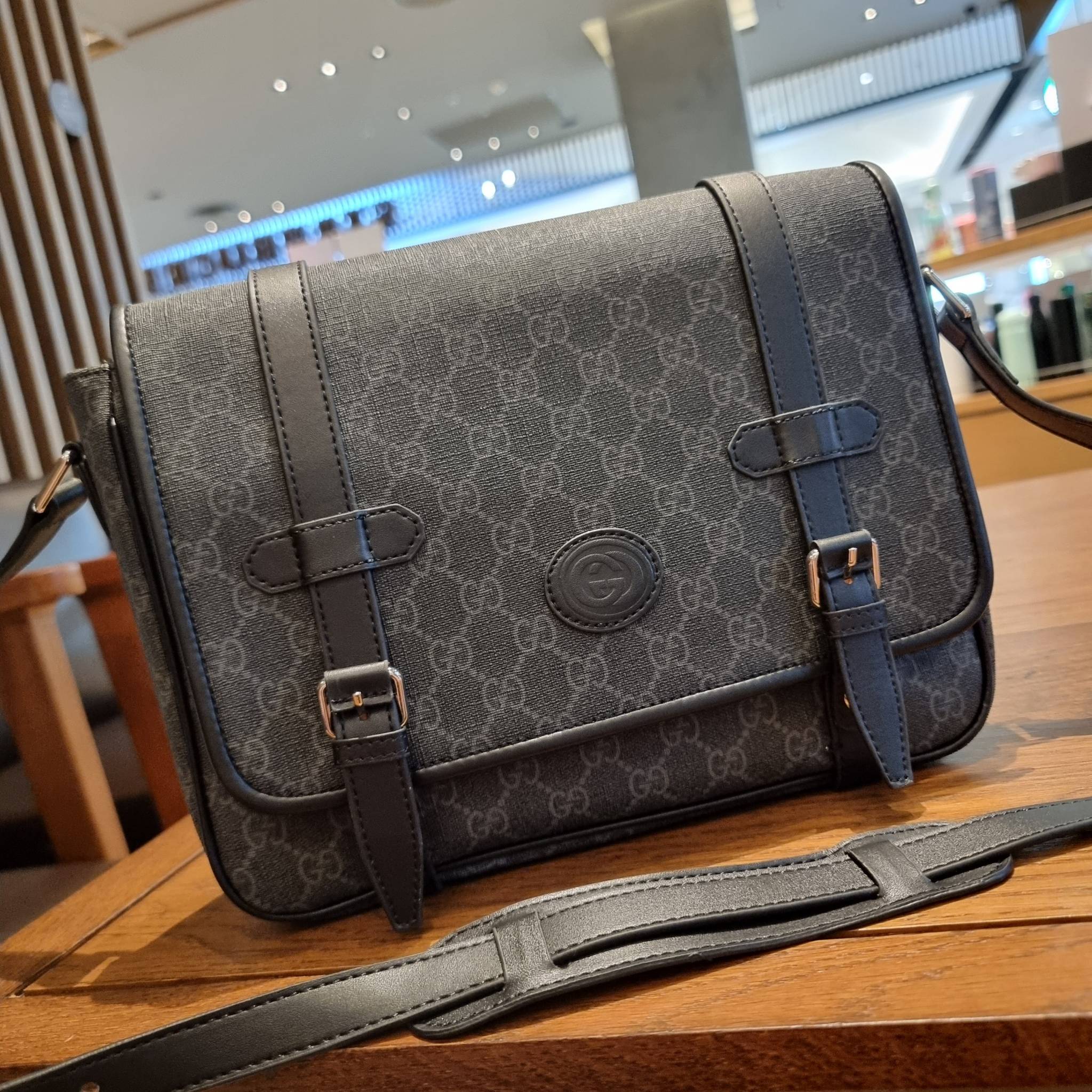 Gucci GG Supreme messenger bag GC MESSENGER VINTAGE BAG กระเป๋าสะพายข้างทรงแมสเซนเจอร์ ย้อนยุค ลุคผู้ดีแบบลูกคุณ ดีไซน์ unisex ใช้ได้ทั้งชายและหญิง พรีเมี่ยมกิ๊ฟวีไอพี วัสดุหนังแคนวาส ใช้งานง่ายด้วยฝาเปิดกระดุมแม่เหล็ก ด้านหลังมีช่องเก็บของจุกจิกได้ ภายใน