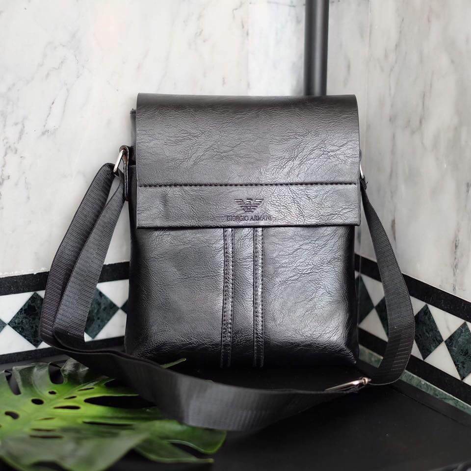 เอาใจหนุ่มๆบ้างค่า สำหรับ messenger bag หนังดี มากๆเลยน้า ลายหนังชัดสวย ใบนี้จากแบรนด์ ดัง Giorgio Armani ตัวกระเป๋าขนาดกำลังดีเลยคะ สีดำ คลาสสิค มีช่องแบ่งเก็บของหลายช่องเป็นสัดส่วนมากๆคะ น้ำหนักเบา จุของคุ้ม สายยาว ปรับได้ free size สามารถสะพาย cross bo