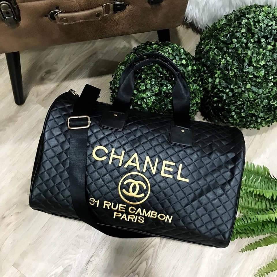 Chanel Quilted Travel Bag Super rare item! กระเป๋าเดินทางใบใหญ่ VIP. gift with Purchanel ของแท้รุ่น Limited Edition จาก counter Chanel วัสดุหนังเรียบลายตาราง เนื้อหนา กันน้ำ ดูแลรักษาง่าย ด้านหน้ามี logo brand ตัวกระเป๋าเปิดปิดด้วยซิป หัวซิปแบรนด์ อะไหล่ท