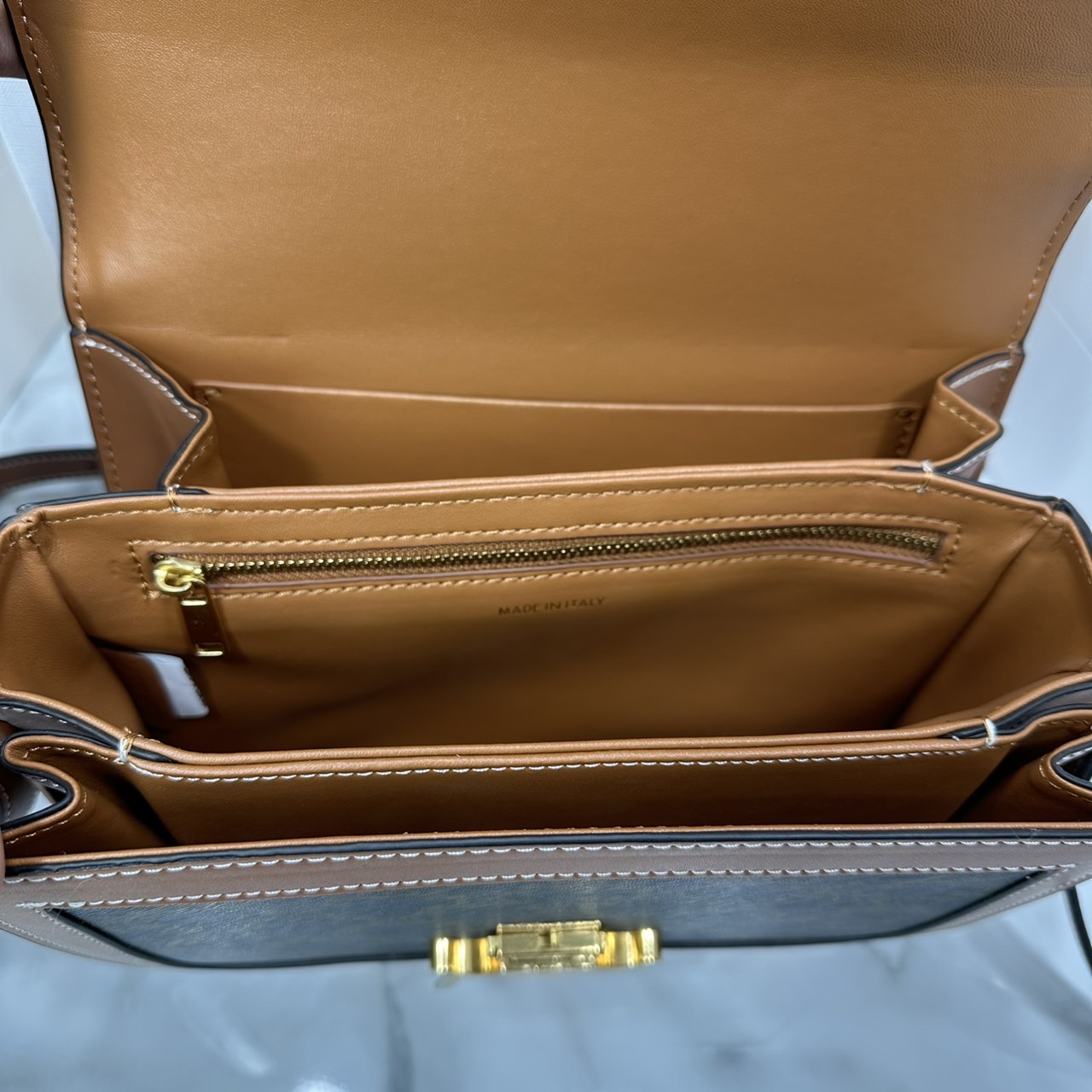 ORI หนังแท้ | 9" CELINE CLASSIQUE TRIOMPHE bag in natural leather กระเป๋าสะพายรุ่นยอดนิยม ด้วยรูปทรงสี่เหลี่ยมผืนผ้า ดีไซน์คล่องตัวถ่ายทอดให้เห็นถึงแก่นแท้ของสไตล์