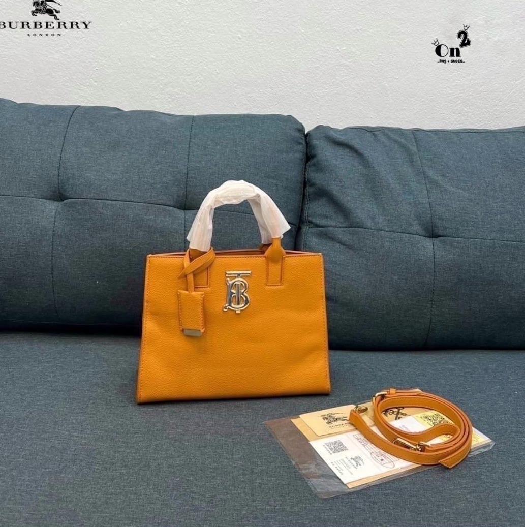 VIP 🥂 Burberry Mini Leather Frances Bag / Burberry shoulder bag กระเป๋าสะพายทรงtote หน้าติดอะไหล่แบรนด์สีทองหรู งานจริงสวยเลอค่ามากๆไม่ผิดหวัง Rare items เด็ดๆแบบนี้ห้ามพลาดนะคะ!