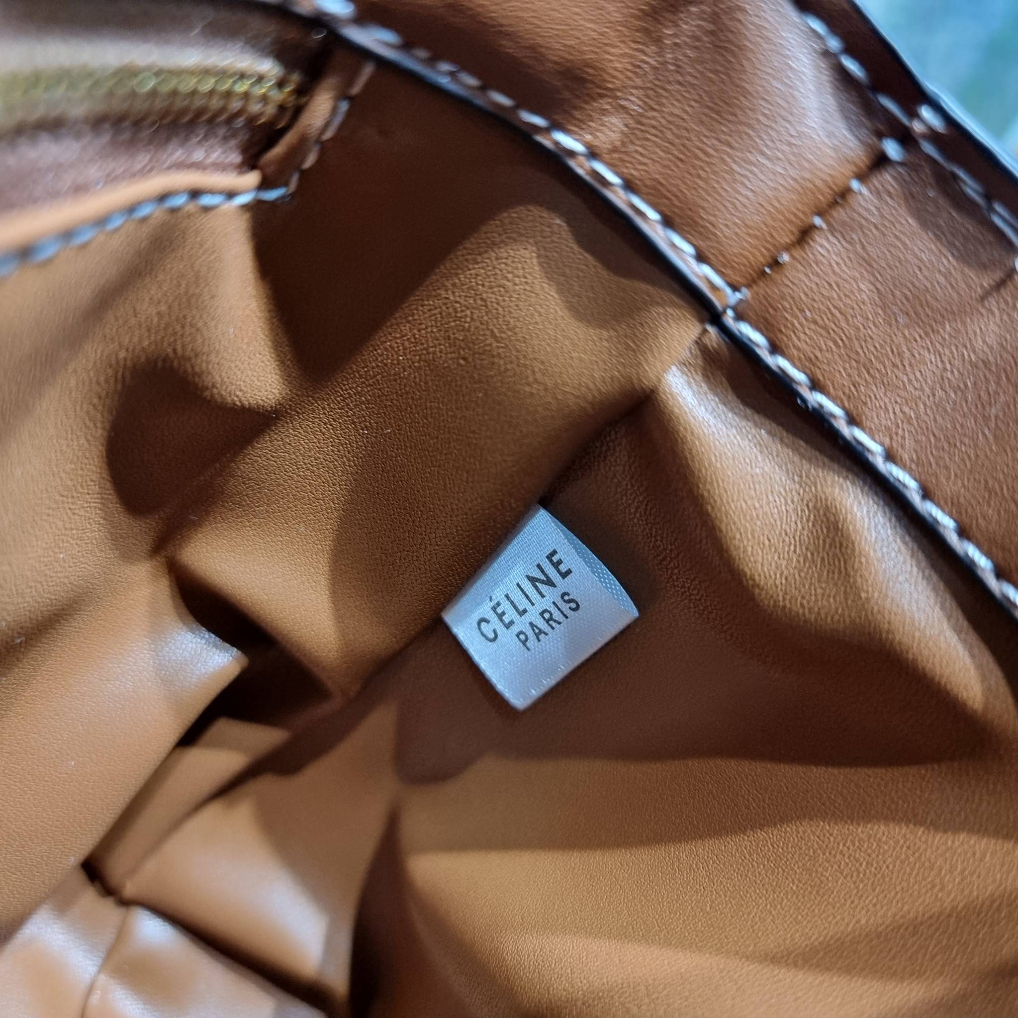 CELINE Classique Triomphe Bag / CELINE TRIOMPHE BAG MEDIUM IN TRIOMPHE CANVAS AND CALFSKIN ไม่มีไม่ได้เลยกับไอเท็มสุดคลาสสิค ที่รอบนี้จัดให้ไซส์ใหญ่กว่าเดิม กระเป๋าสะพาย สวยอยู่ทรง ดีไซน์เป็นธรรมชาติ เนเชอรัลโทน