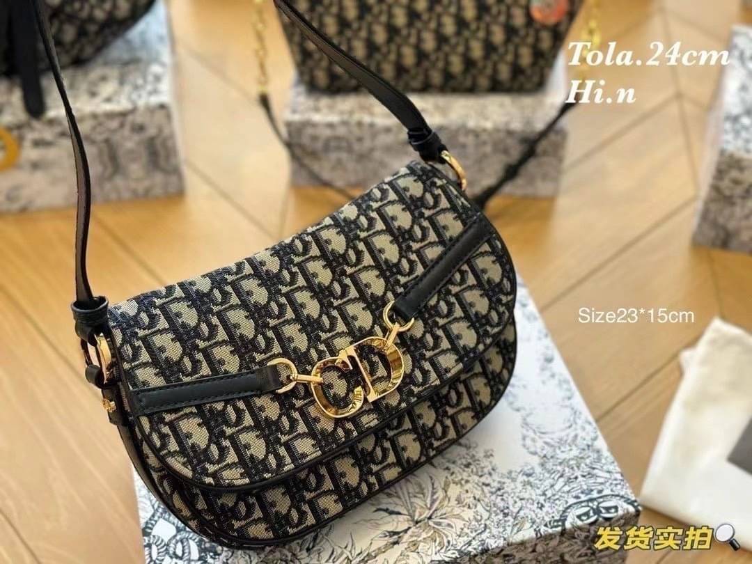 DIOR Small CD Besace Bag กระเป๋าสะพายทรงสวย ดีไซน์โลโก้โดดเด่นและหรูหรา ผ้าแจ็กการ์ดสวยเด่นเป็นเอกลักษณ์ ดีเทลดูดีมีกิมมิคในตัว สะพายทำงาน ไปเที่ยว ไปเดท ได้ทุกโมเมนต์ เป็นไอเท็มที่ควรมีไว้ติดบ้านอีกใบเลยน้า