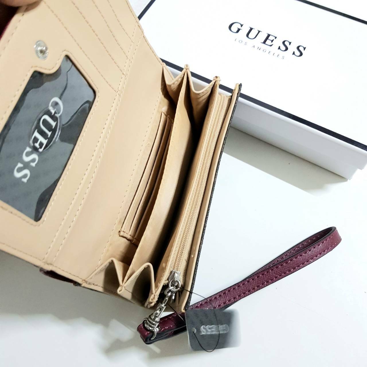 Guess leather wallet กระเป๋าสตางค์ใบกลาง ด้านหน้าแต่งโลโก้แบรนด์โลหะสวยหรู แต่งสีตัดหนังลายสวย ภายในมีช่องใส่ธนบัตร เหรียญ บัตรต่างๆ ด้านหลังมีช่องซิป ปิดเปิดใช้งานสะดวก ถือถนัดมือ มีสายคล้องมือ สามารถถอดออกได้ ขนาดกำลังพอเหมาะ ดีไซร์สวยงาม รุ่นแนะนำ มาให