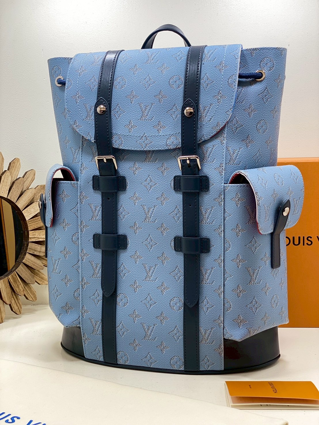 VIP หนังแท้ | LV Christopher MM Backpack กระเป๋าสะพายหลังรุ่นใหม่รังสรรค์จาก Monogram Heritage แคนวาสในสีสันที่ได้แรงบันดาลใจจากการท่องโลกผ่านผืนน้ำและเรือเดินสมุทรสุดหรู